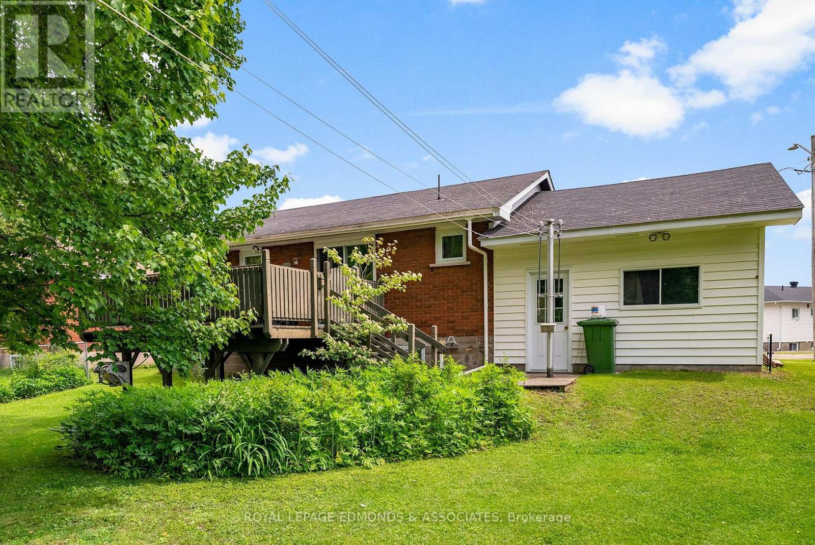 












664 THIRD AVENUE

,
Laurentian Valley,




Ontario
K8A5H3

