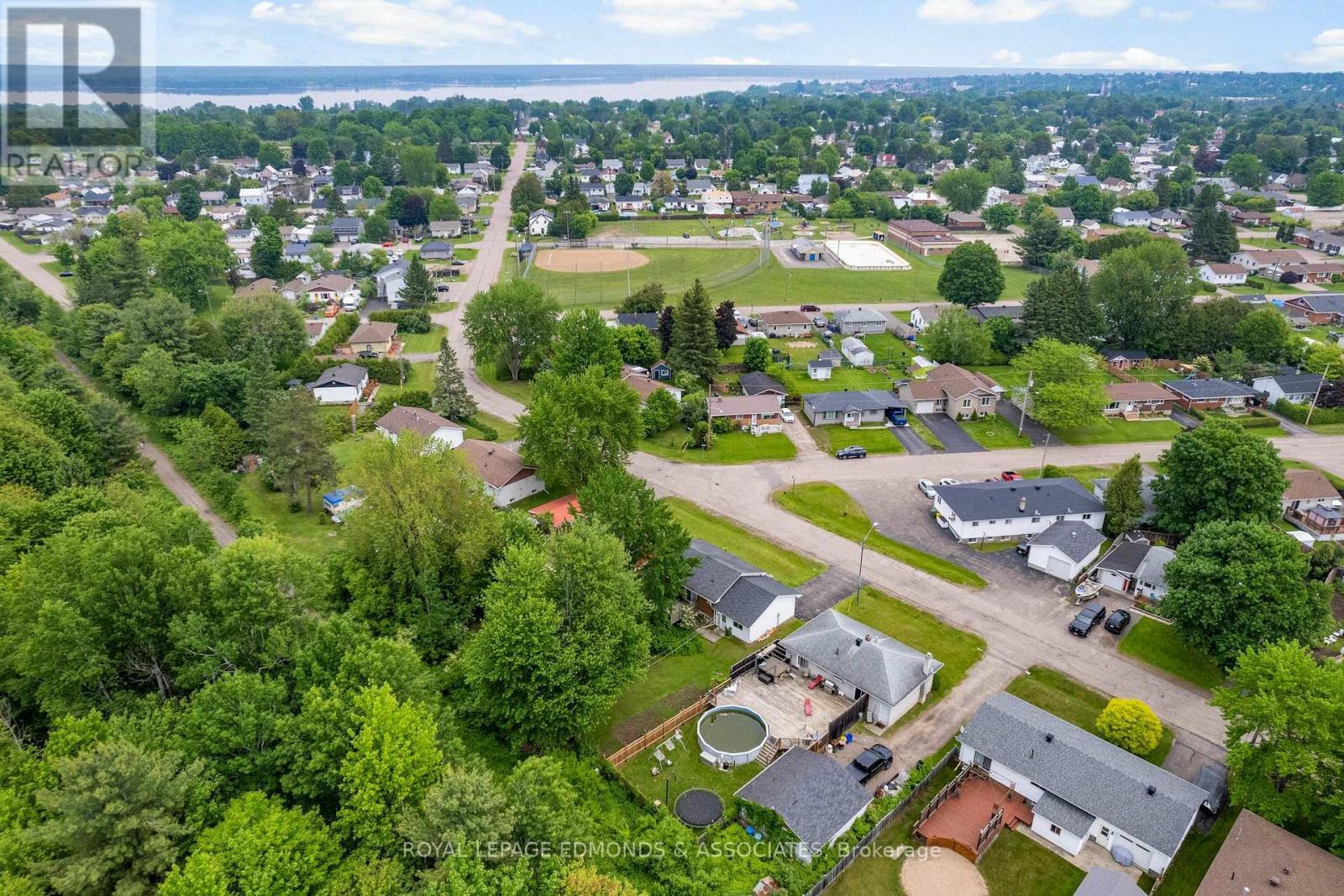 












664 THIRD AVENUE

,
Laurentian Valley,




Ontario
K8A5H3

