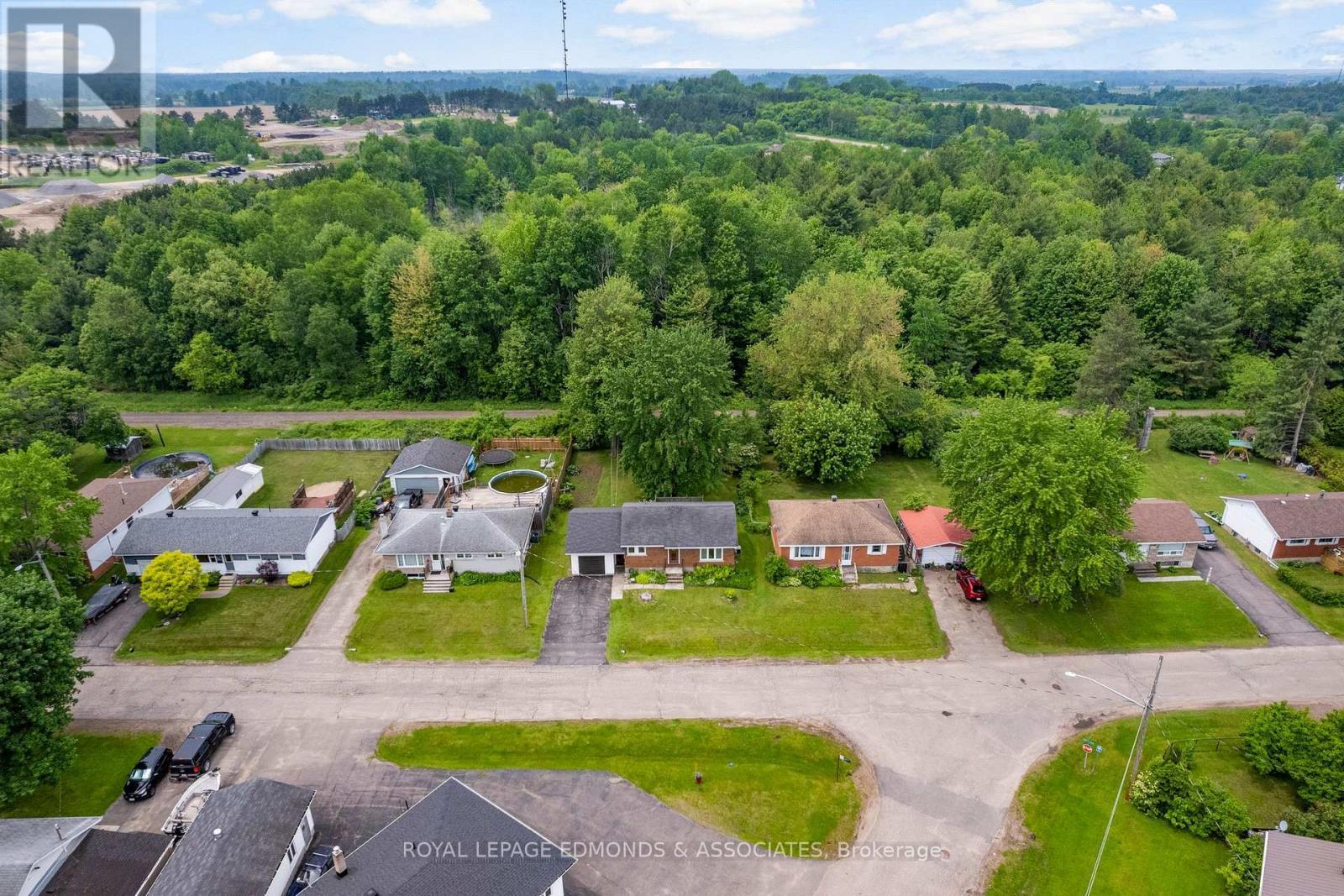 












664 THIRD AVENUE

,
Laurentian Valley,




Ontario
K8A5H3

