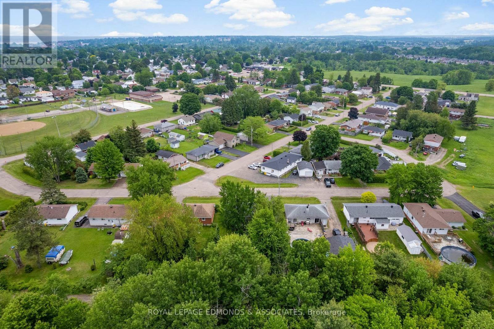 












664 THIRD AVENUE

,
Laurentian Valley,




Ontario
K8A5H3

