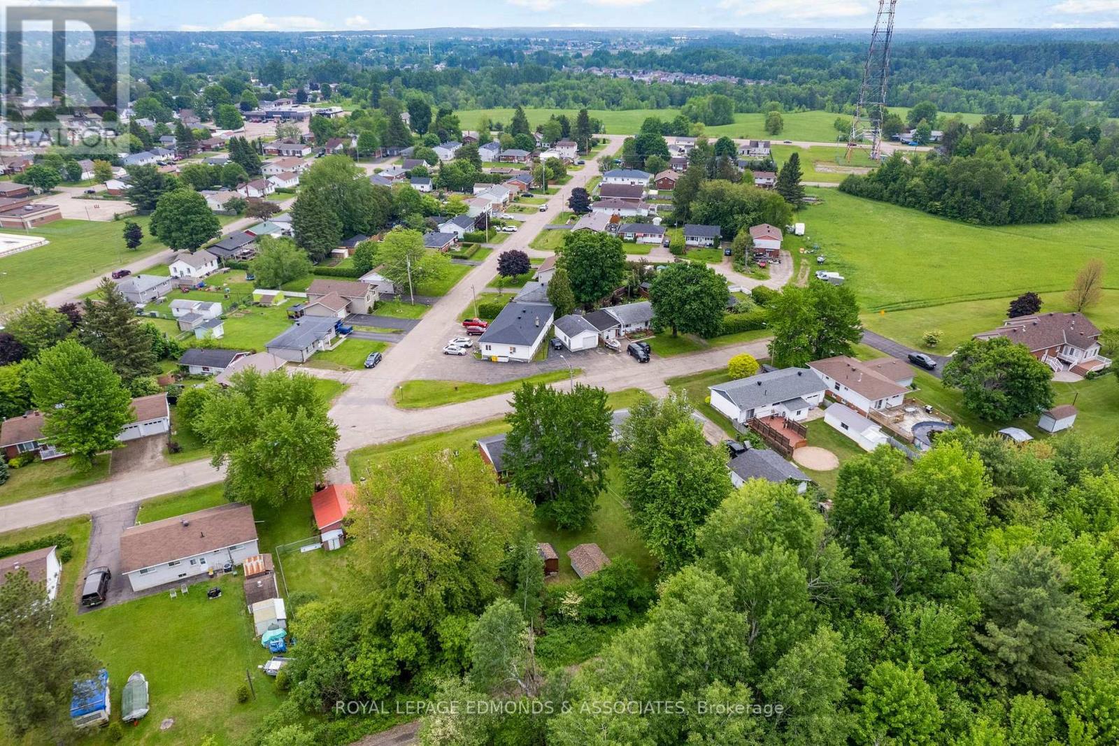 












664 THIRD AVENUE

,
Laurentian Valley,




Ontario
K8A5H3

