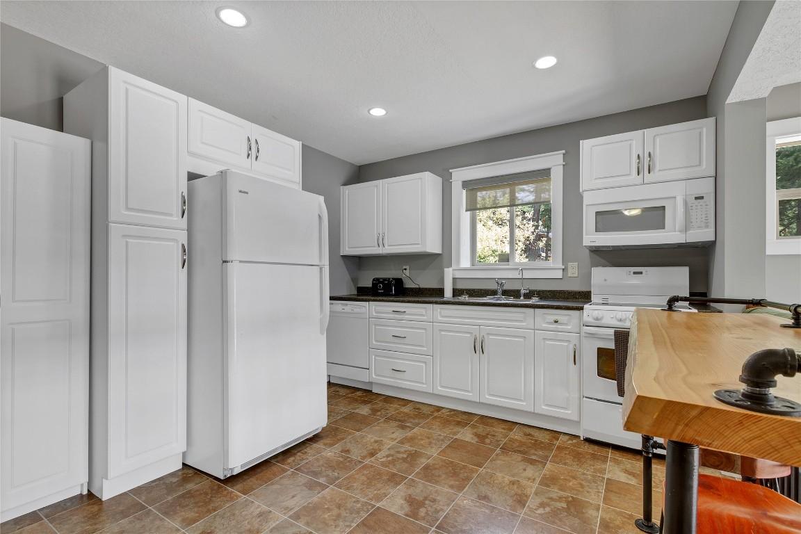 









6032


Lynx

Drive,
Vernon,




BC
V1B 3J5


