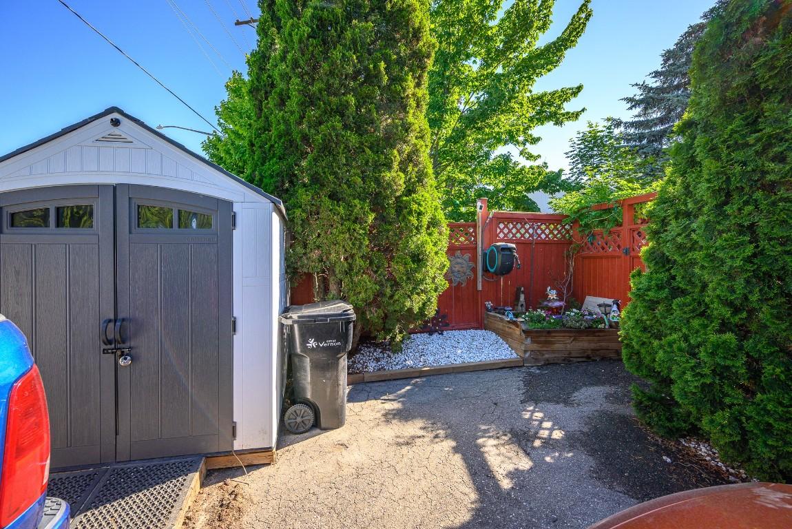 









1041


11

Avenue, 3,
Vernon,




BC
V1B 2P8

