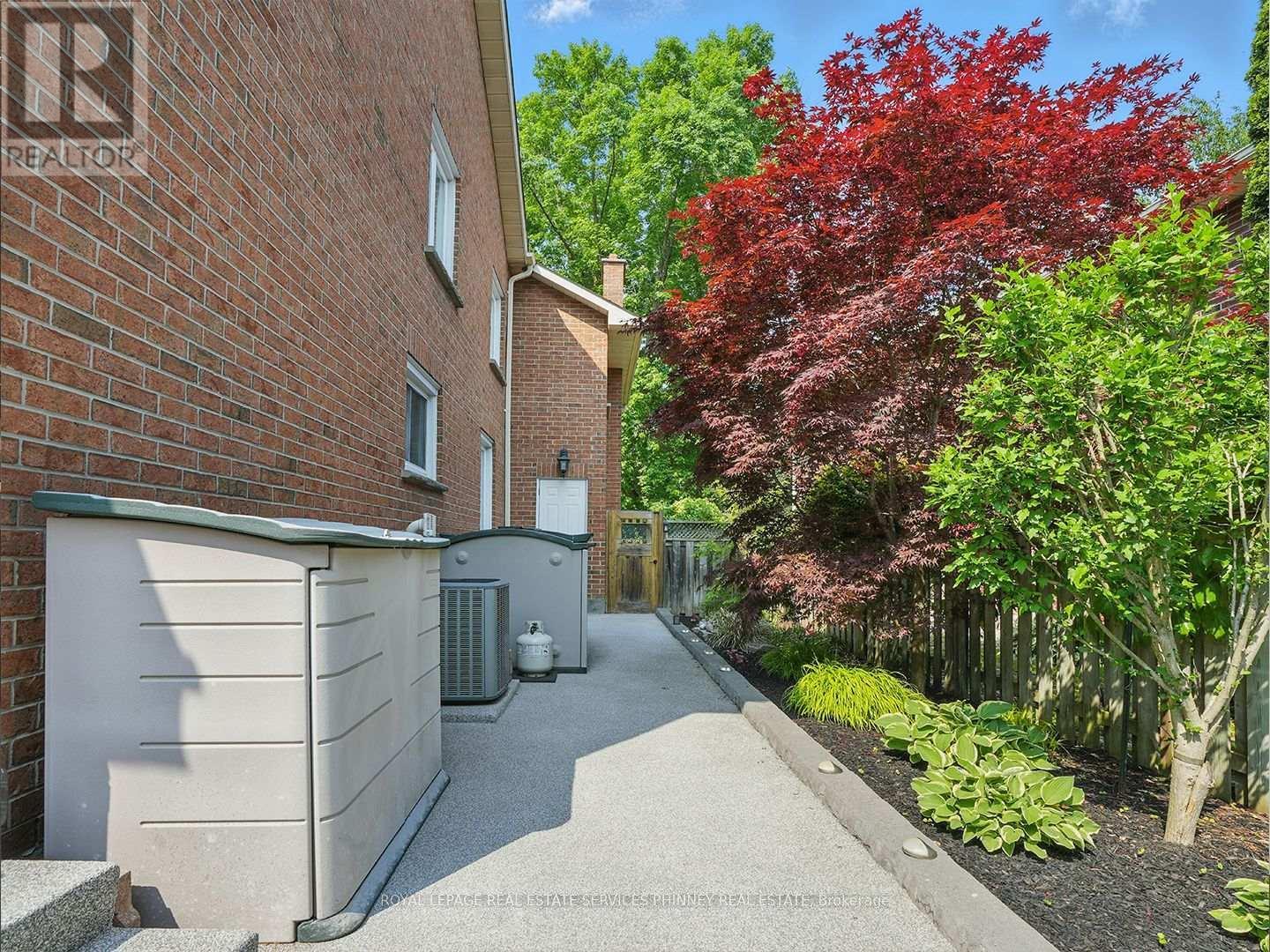 












402 BARCLAY CRESCENT

,
Oakville,




Ontario
L6J6H9

