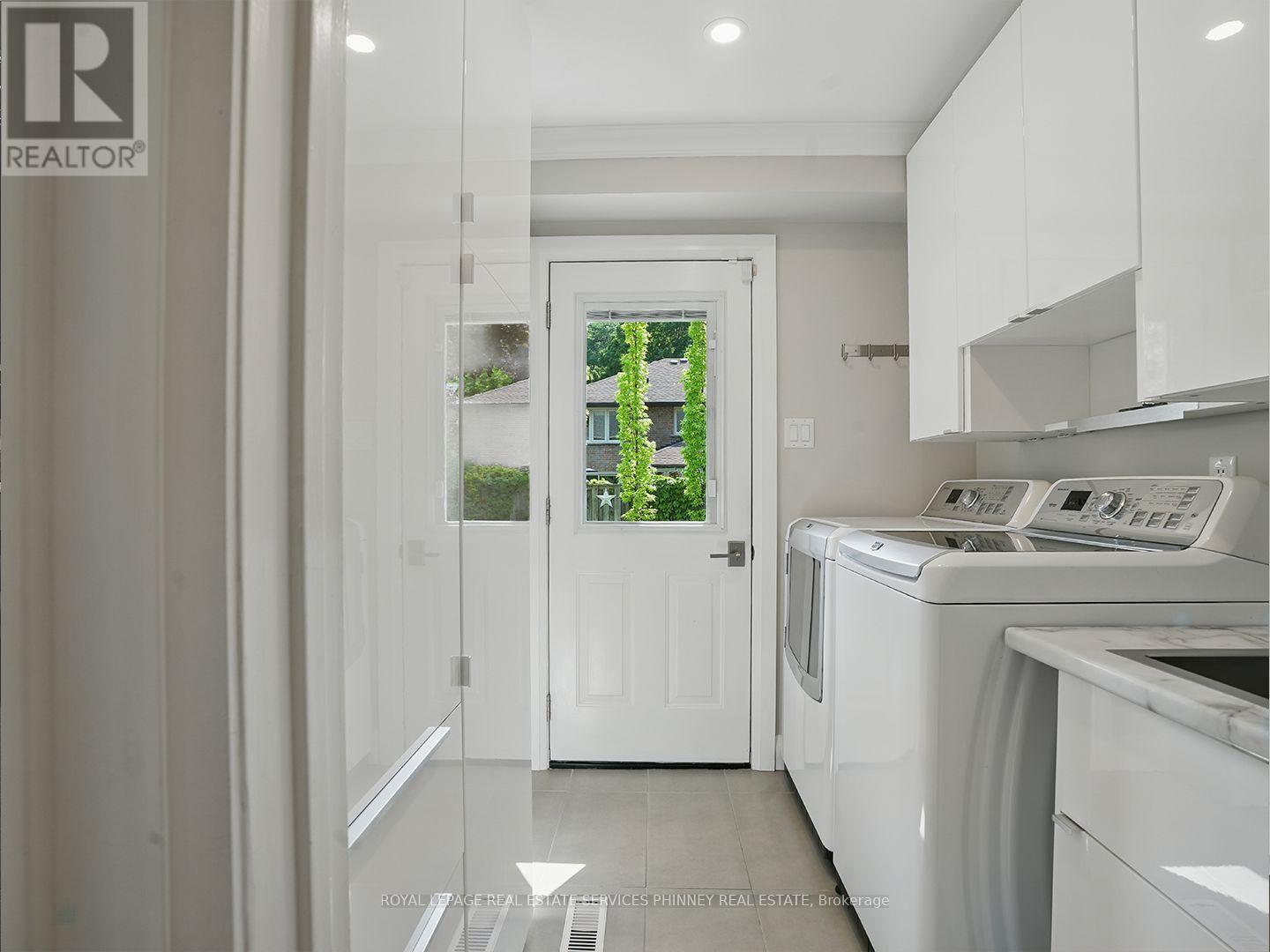 












402 BARCLAY CRESCENT

,
Oakville,




Ontario
L6J6H9

