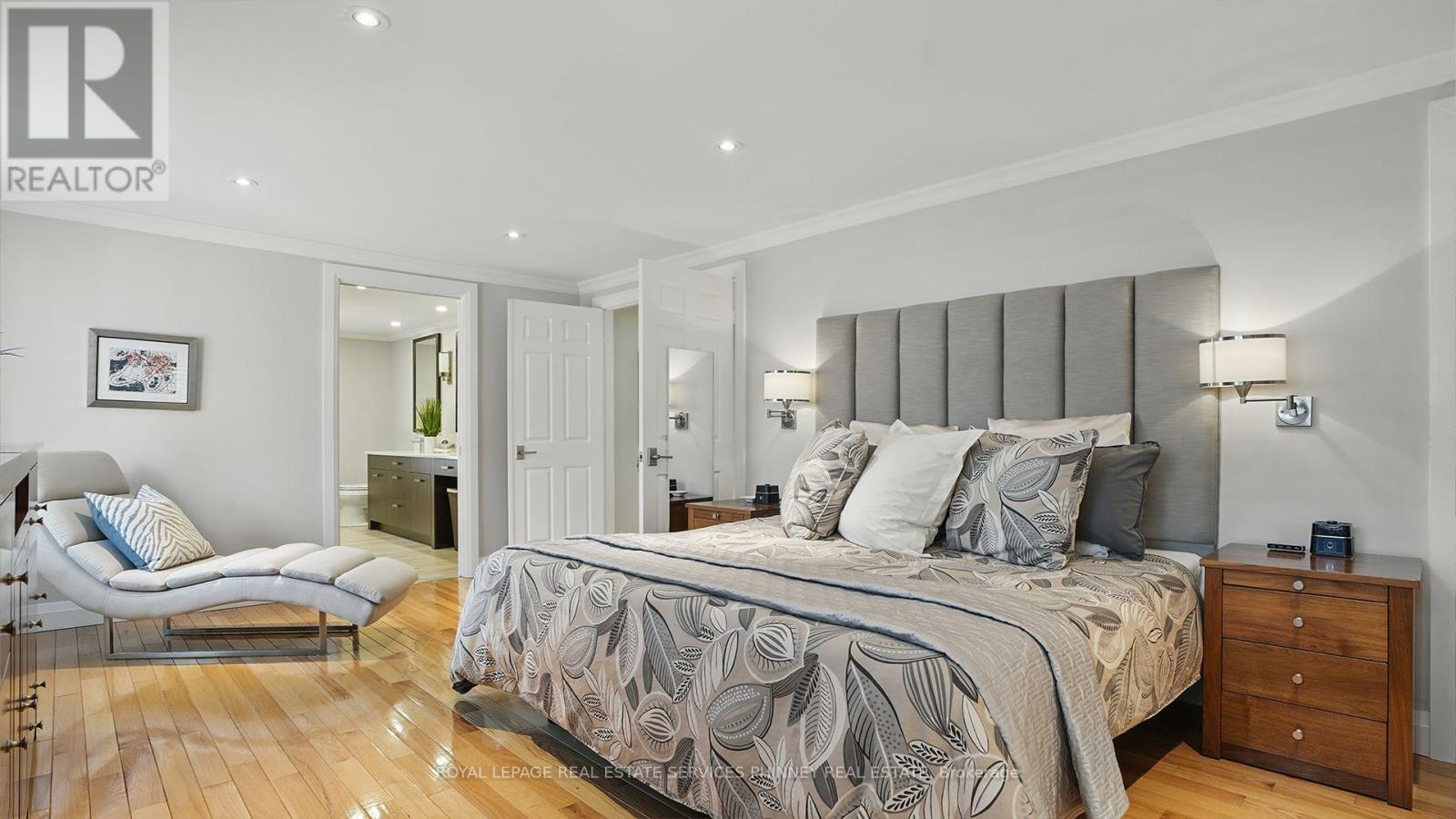 












402 BARCLAY CRESCENT

,
Oakville,




Ontario
L6J6H9

