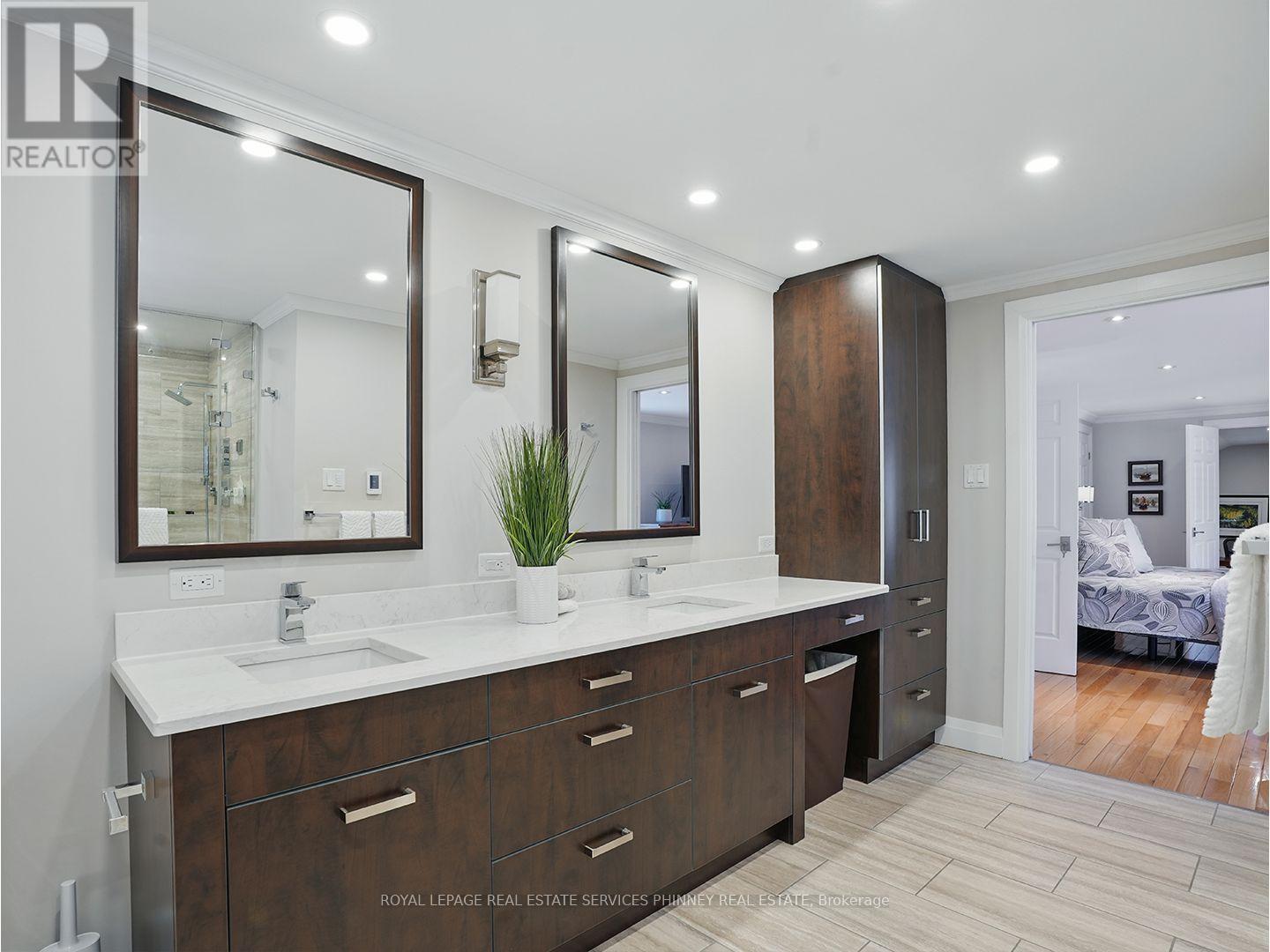 












402 BARCLAY CRESCENT

,
Oakville,




Ontario
L6J6H9

