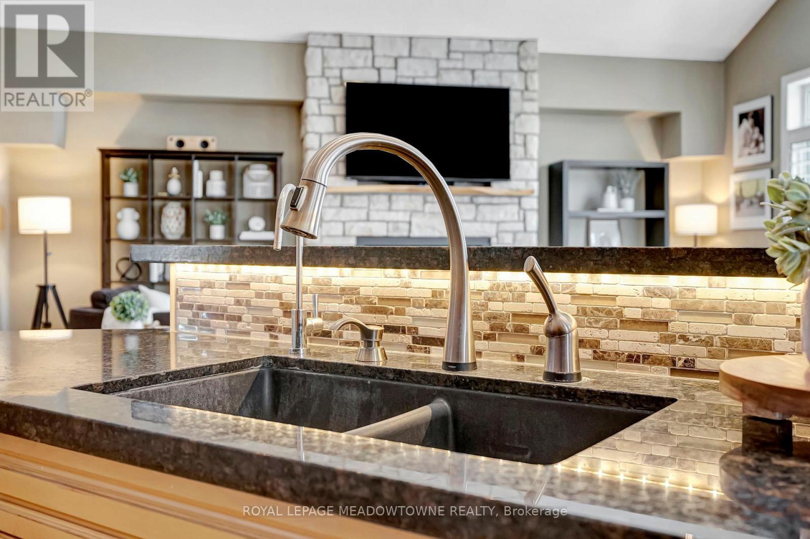 












128 CARLISLE ROAD

,
Hamilton,




Ontario
L8B0Z8

