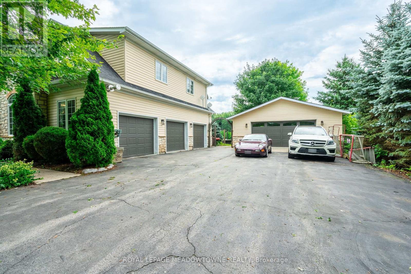 












128 CARLISLE ROAD

,
Hamilton,




Ontario
L8B0Z8

