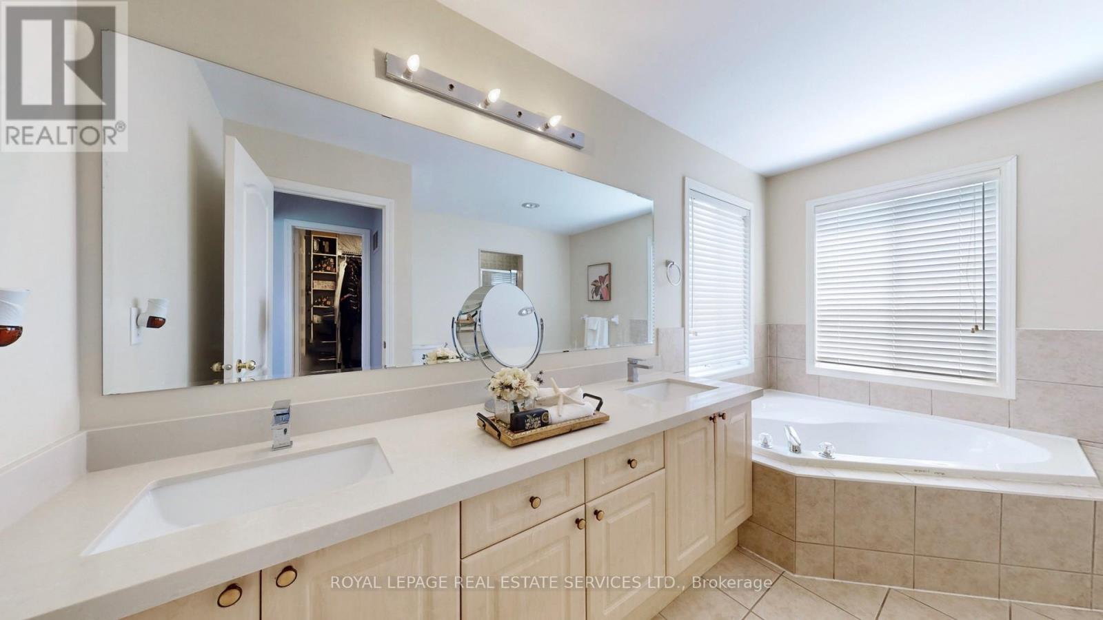 












3798 SWIFTDALE DRIVE

,
Mississauga,




Ontario
L5M6M5

