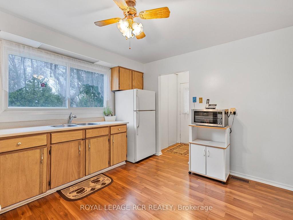 









856


Magnolia

Avenue,
Newmarket,




ON
L3Y 3C7

