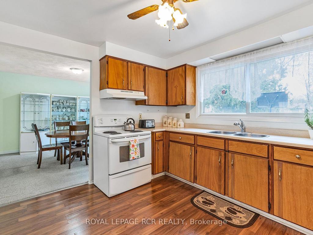 









856


Magnolia

Avenue,
Newmarket,




ON
L3Y 3C7


