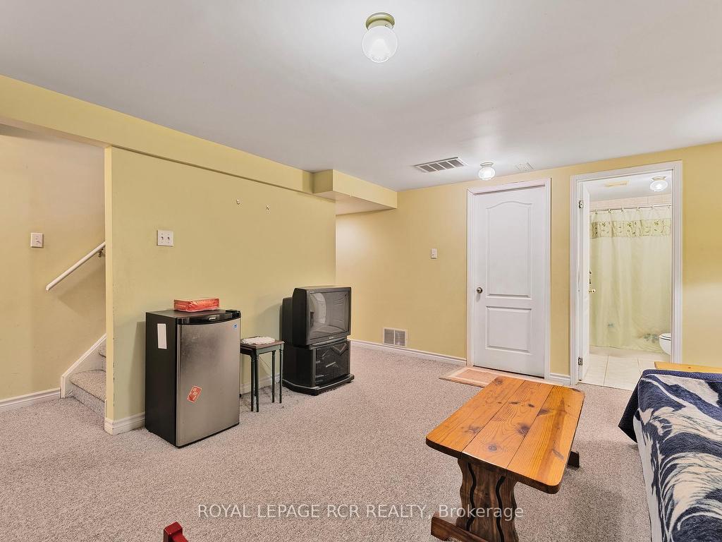









856


Magnolia

Avenue,
Newmarket,




ON
L3Y 3C7

