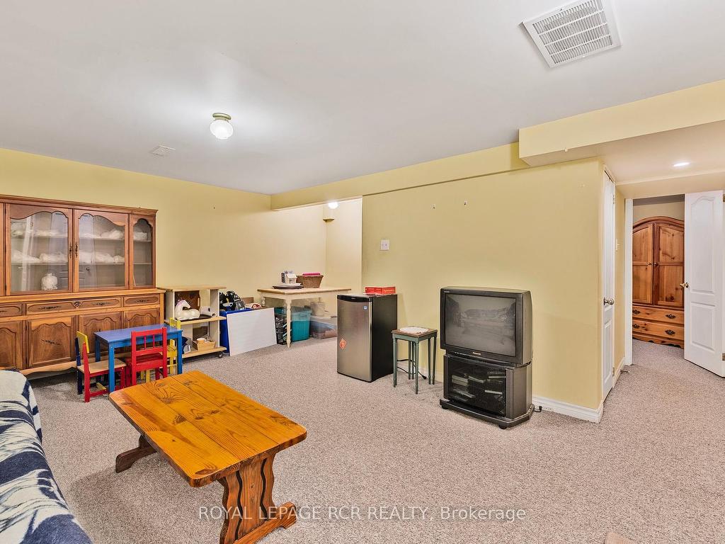 









856


Magnolia

Avenue,
Newmarket,




ON
L3Y 3C7

