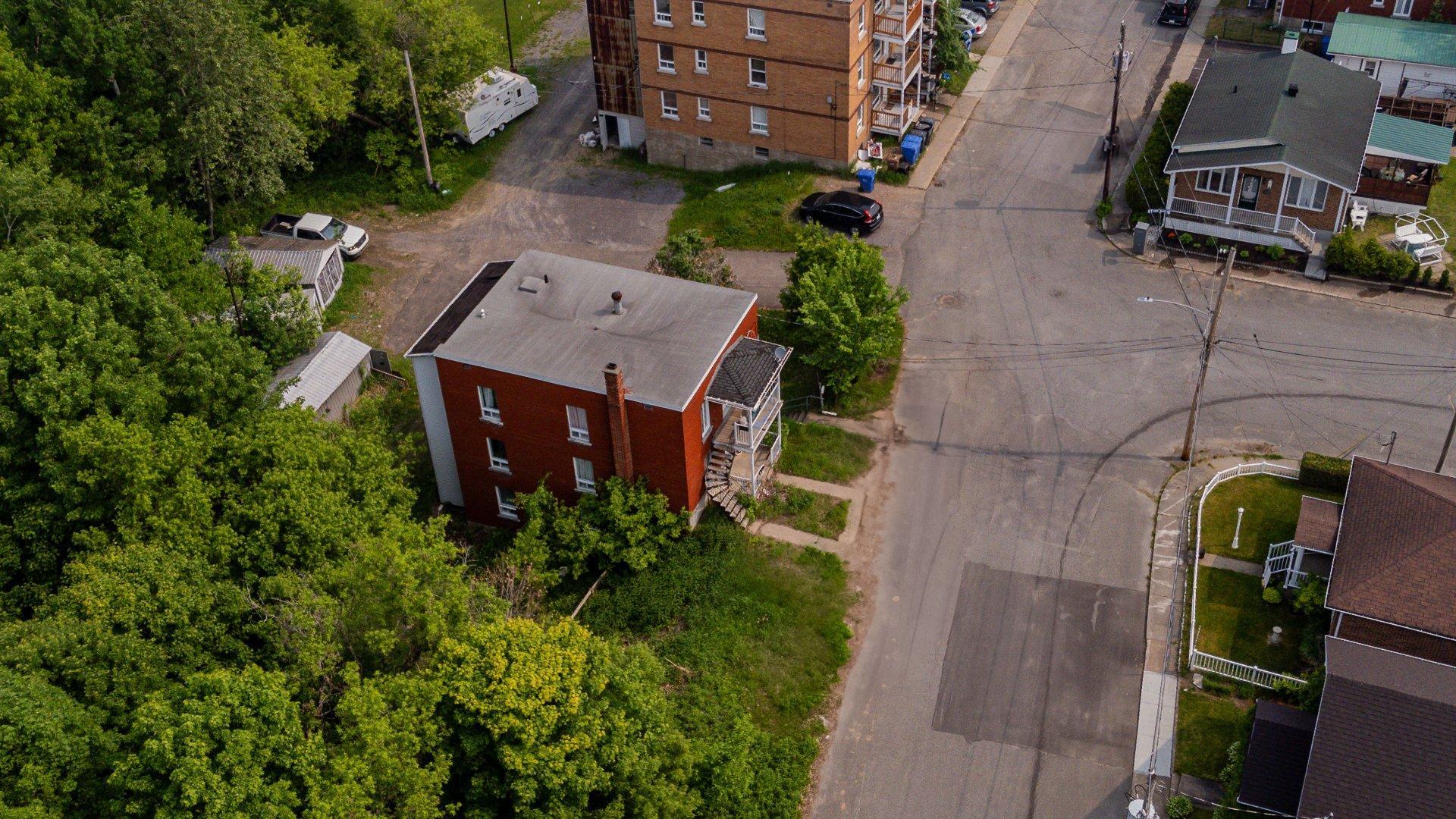 









910

 - 914


107e Rue

,
Shawinigan,




QC
G9P2L2

