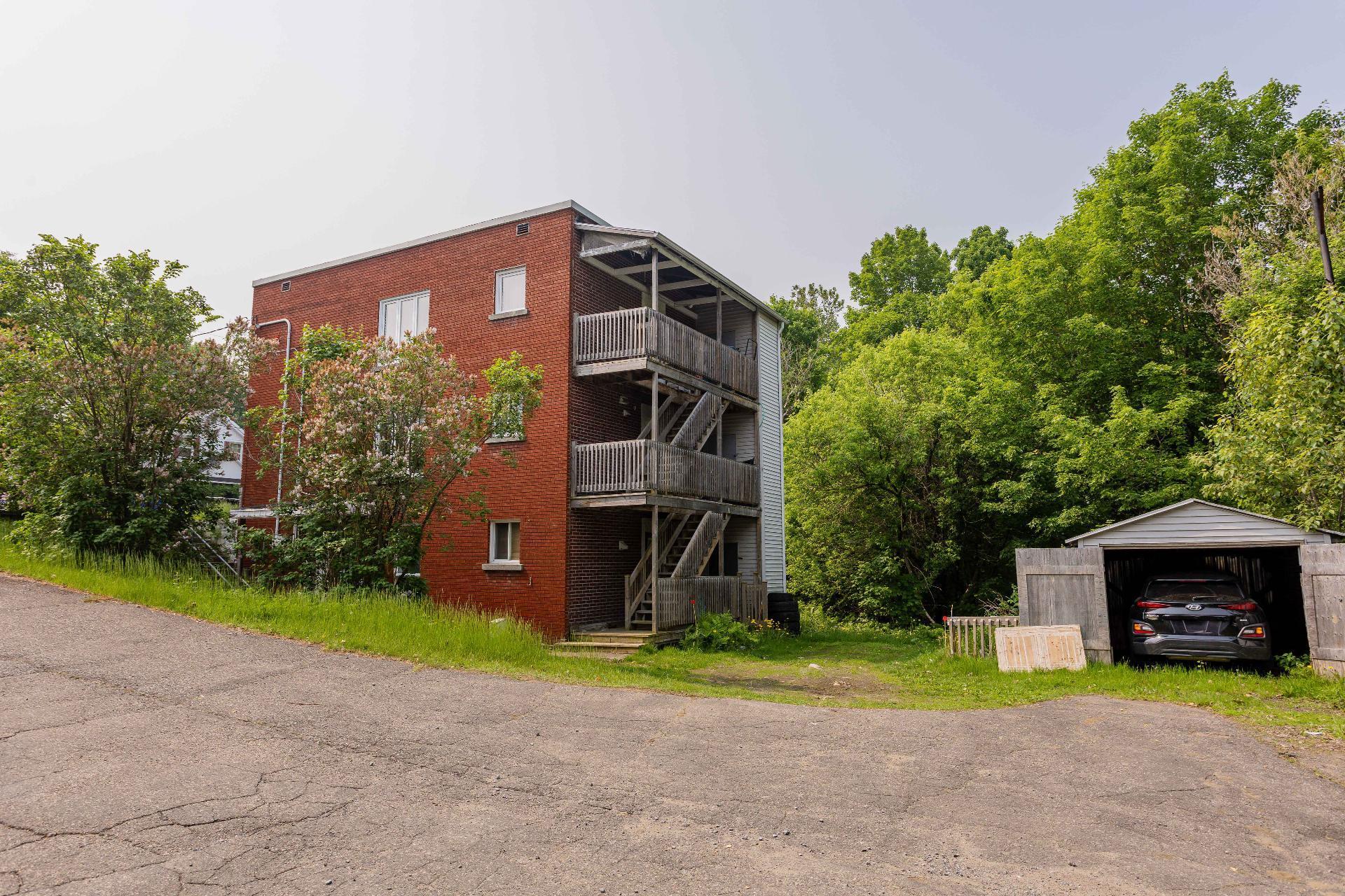 









910

 - 914


107e Rue

,
Shawinigan,




QC
G9P2L2

