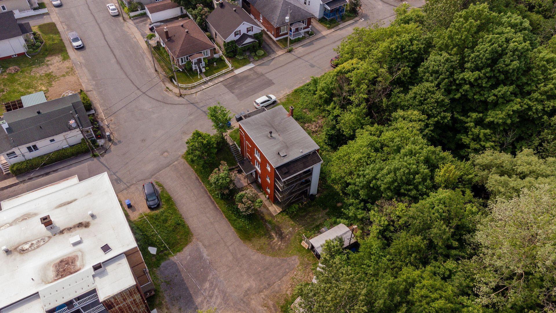 









910

 - 914


107e Rue

,
Shawinigan,




QC
G9P2L2

