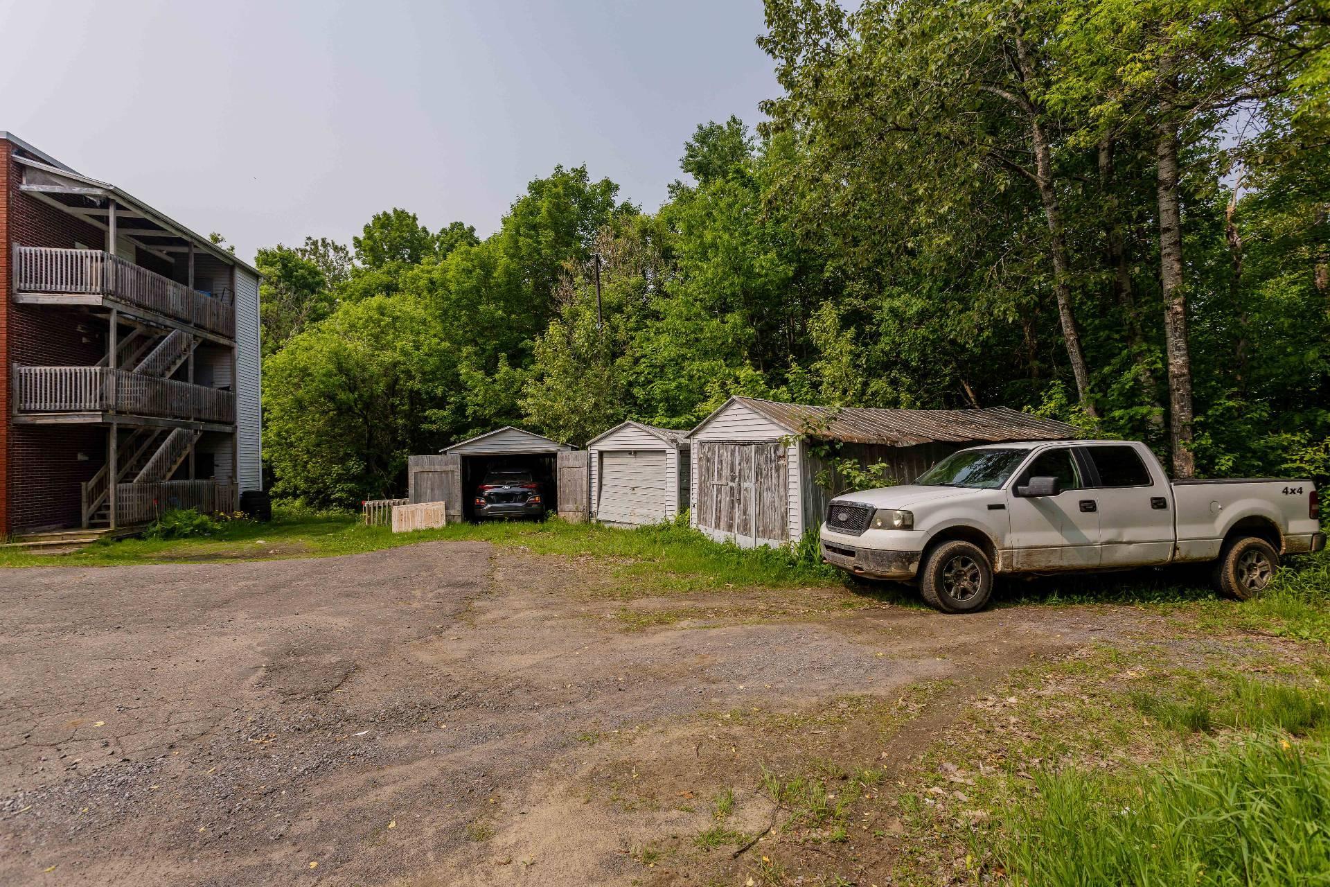 









910

 - 914


107e Rue

,
Shawinigan,




QC
G9P2L2

