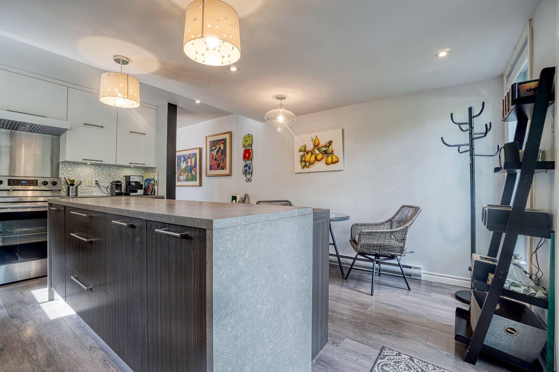 









295


Rue d'Orléans

,
Saint-Lambert,




QC
J4S1Y1

