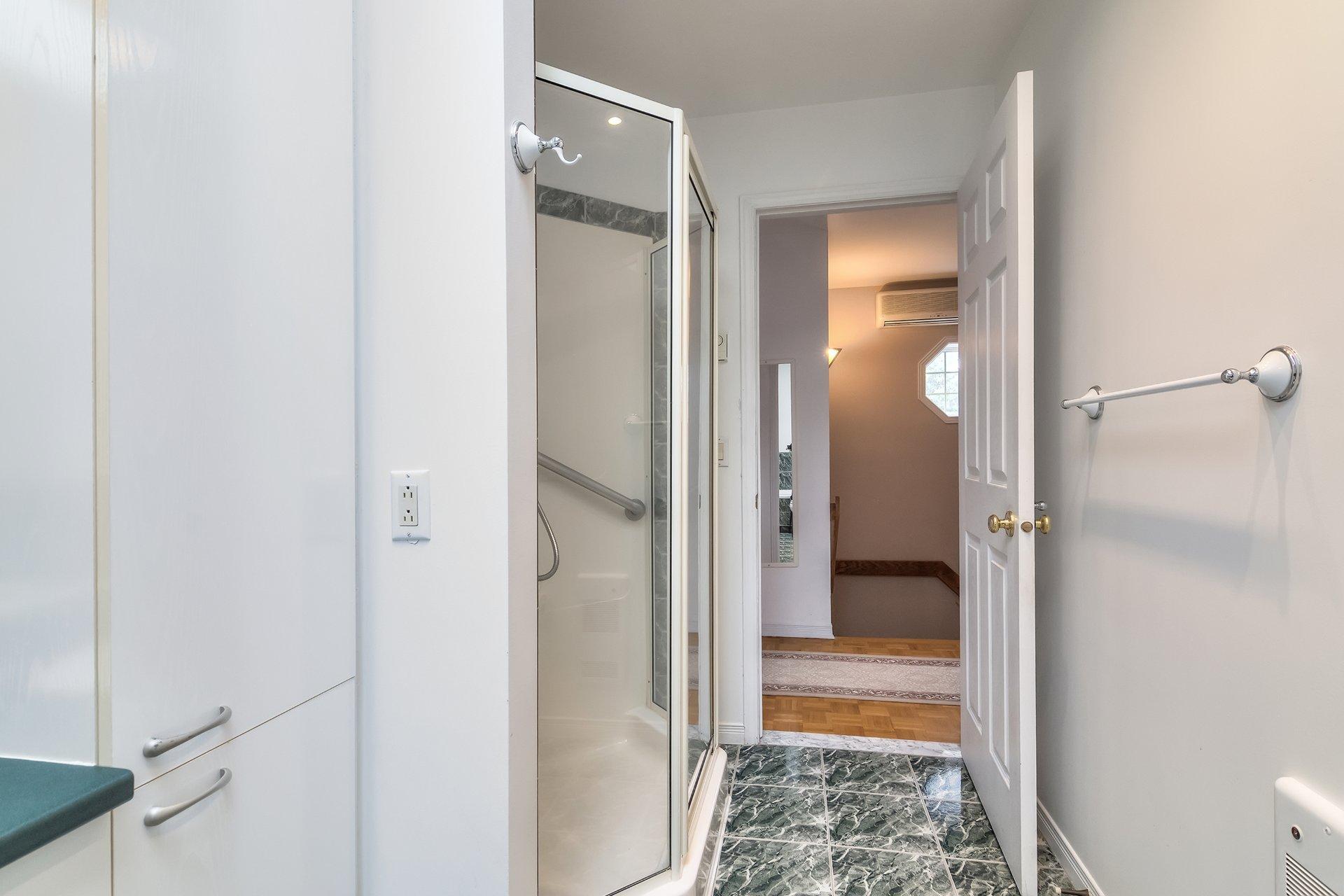 









17115


Rue Guillaume

,
Montréal (Pierrefonds-Roxboro),




QC
H9J3T6

