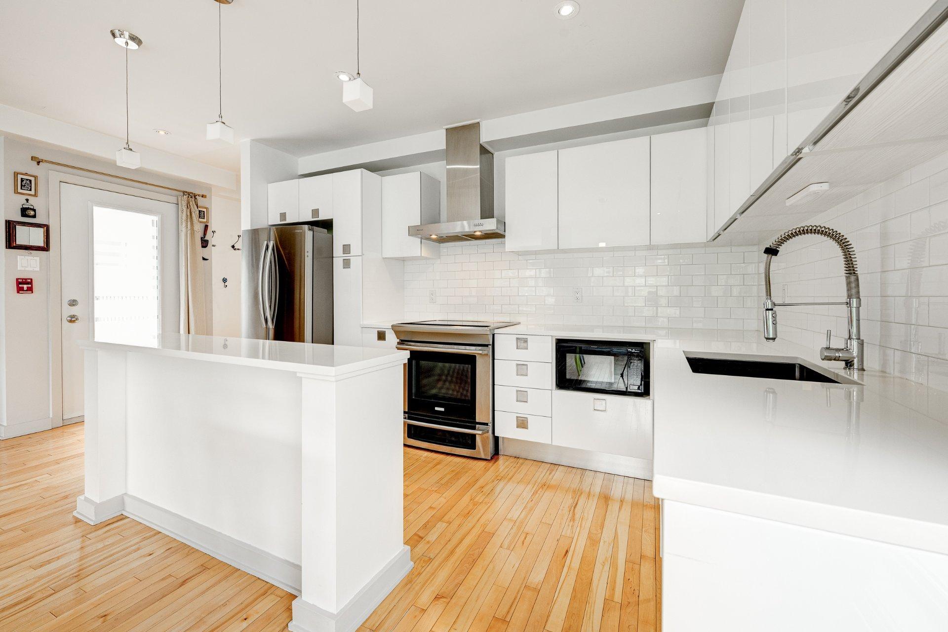 









55


Rue Roy E.

, 301,
Montréal (Le Plateau-Mont-Royal),




QC
H2W0A3

