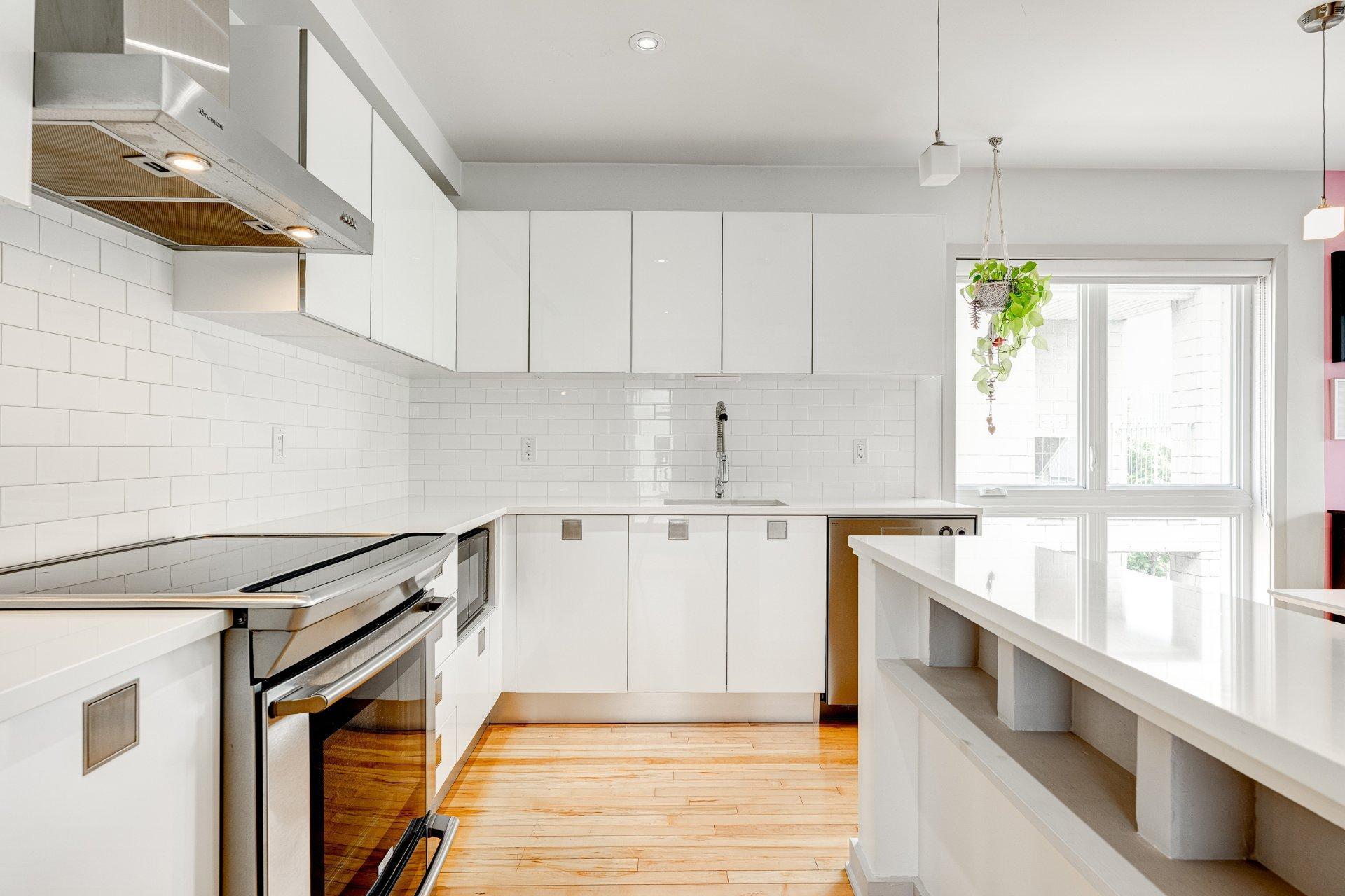 









55


Rue Roy E.

, 301,
Montréal (Le Plateau-Mont-Royal),




QC
H2W0A3


