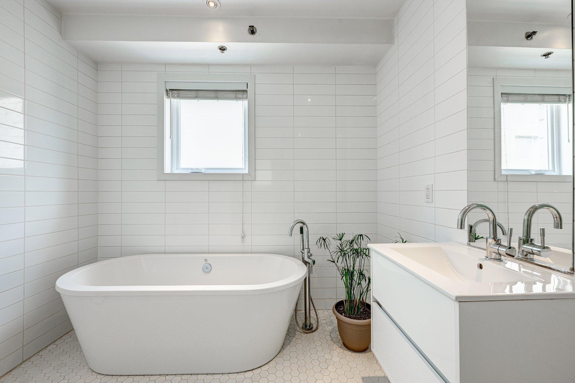 









55


Rue Roy E.

, 301,
Montréal (Le Plateau-Mont-Royal),




QC
H2W0A3

