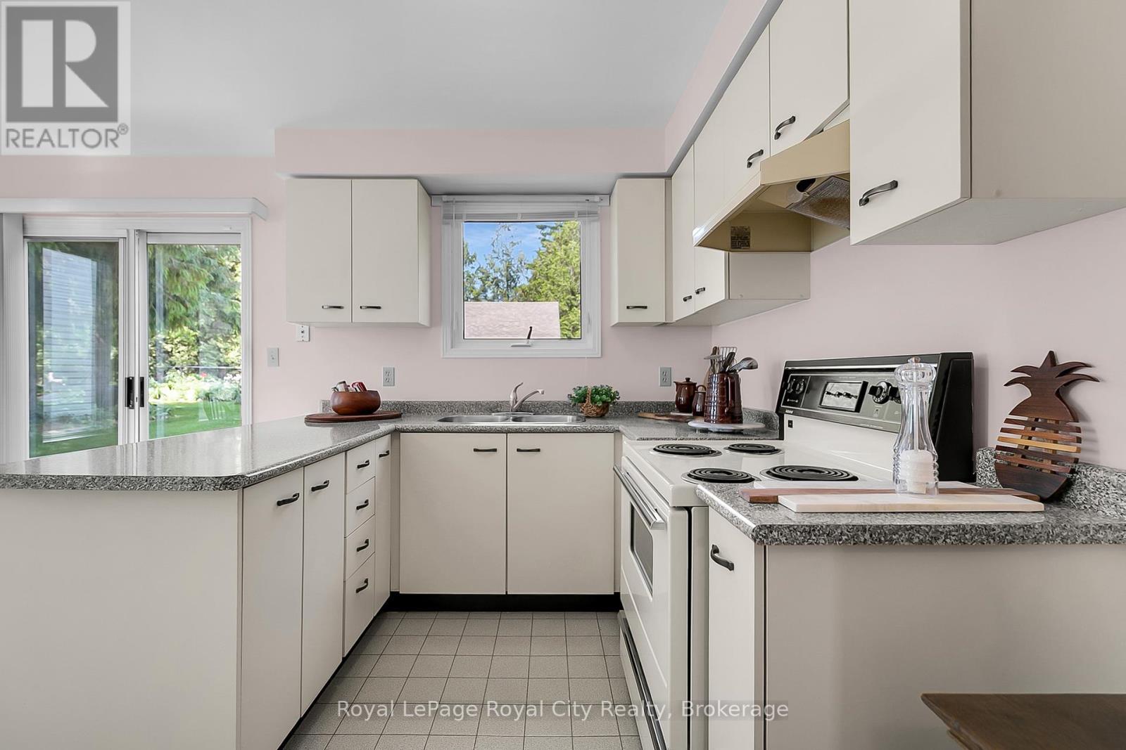 












624 HOLMAN CRESCENT

,
Centre Wellington (Fergus),




Ontario
N1M3M1


