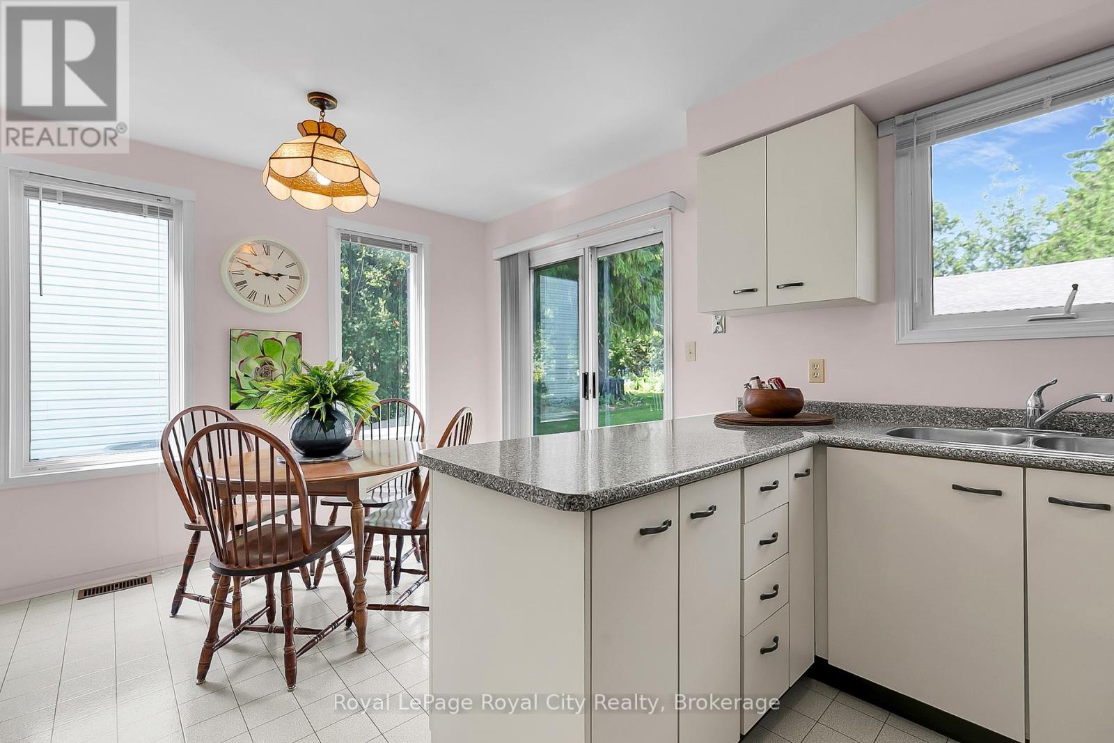 












624 HOLMAN CRESCENT

,
Centre Wellington (Fergus),




Ontario
N1M3M1

