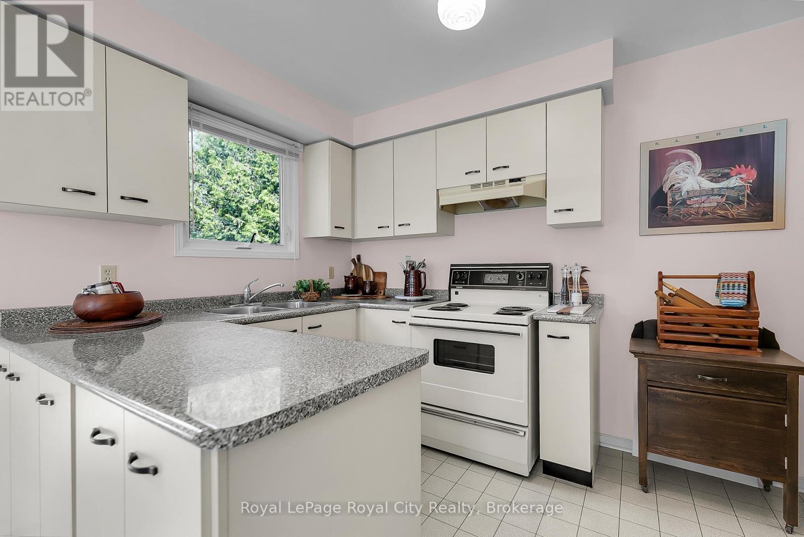












624 HOLMAN CRESCENT

,
Centre Wellington (Fergus),




Ontario
N1M3M1

