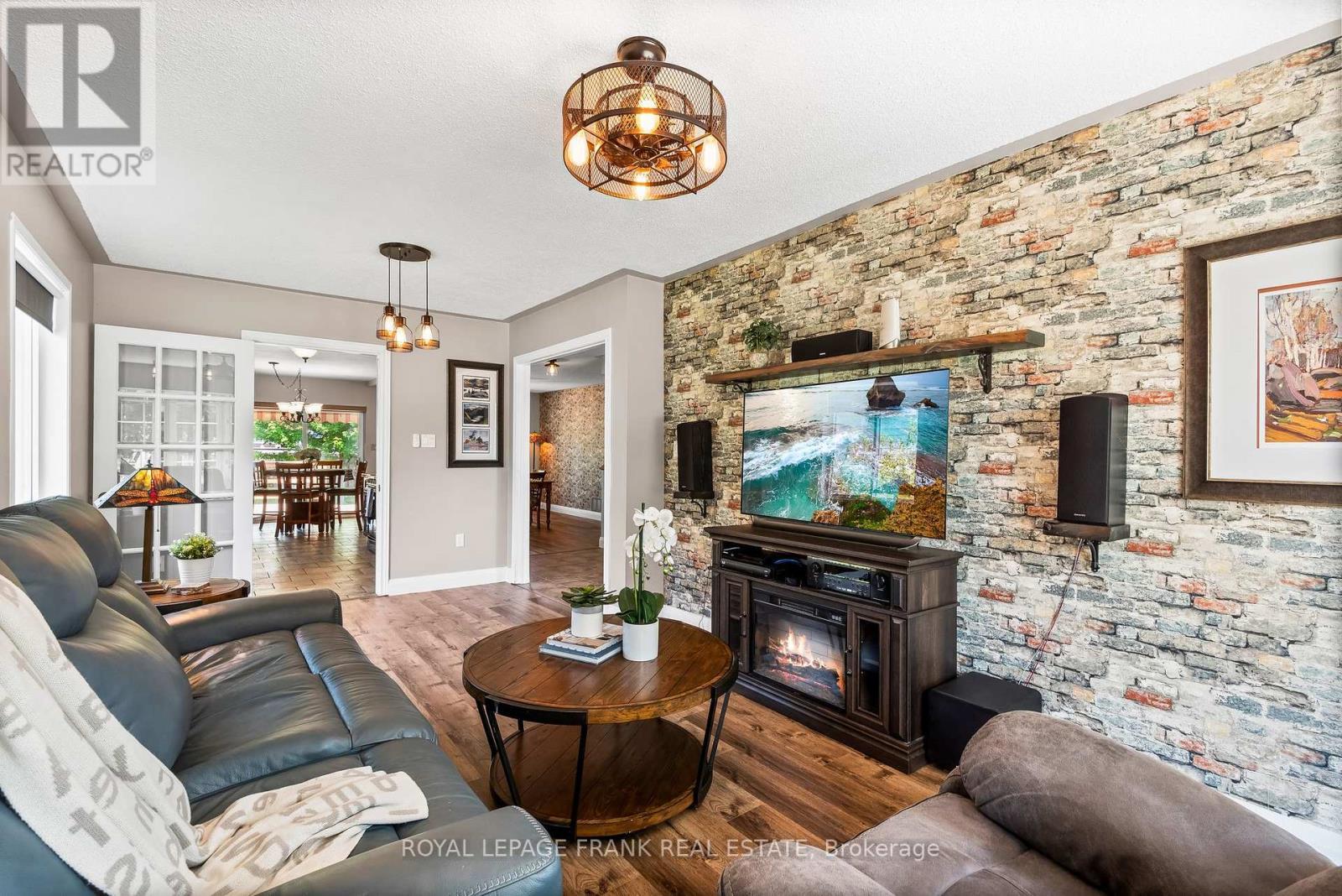 












8 BROOKSIDE STREET

,
Cavan Monaghan (Millbrook Village),




Ontario
L0A1G0

