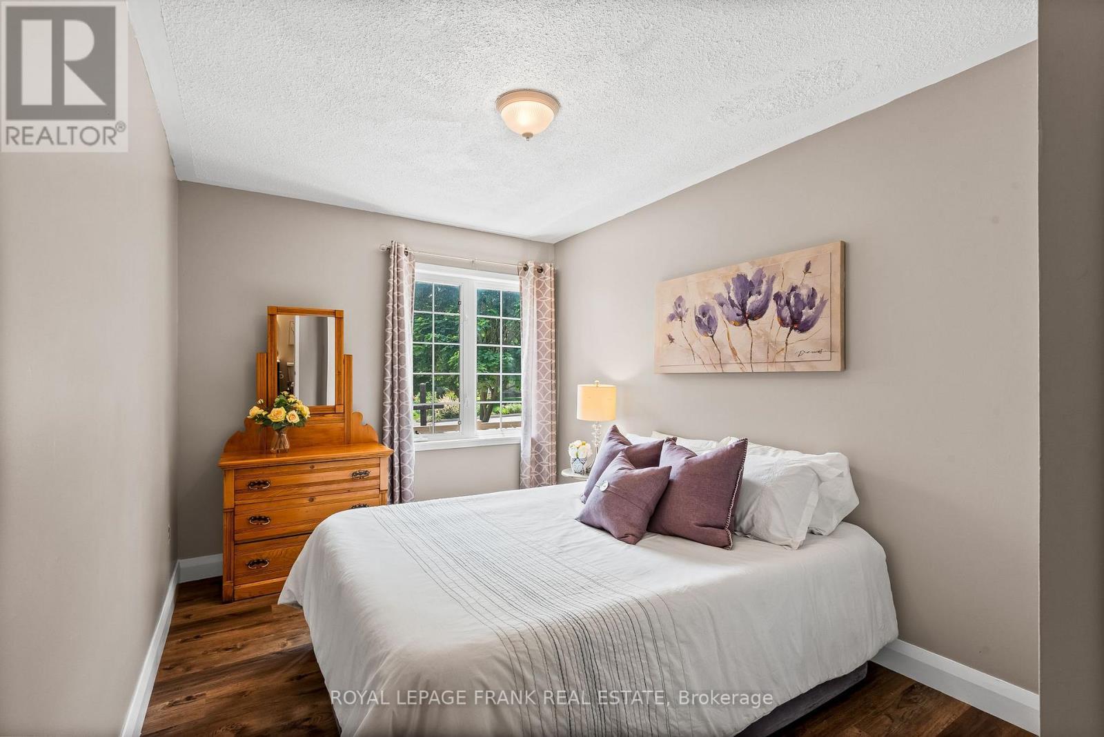 












8 BROOKSIDE STREET

,
Cavan Monaghan (Millbrook Village),




Ontario
L0A1G0

