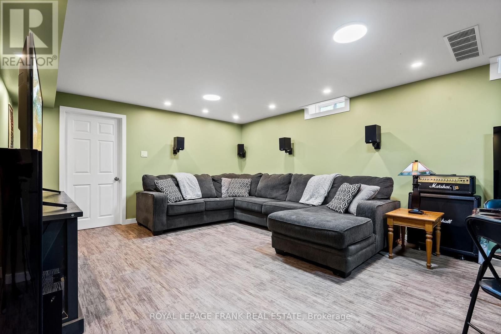 












8 BROOKSIDE STREET

,
Cavan Monaghan (Millbrook Village),




Ontario
L0A1G0

