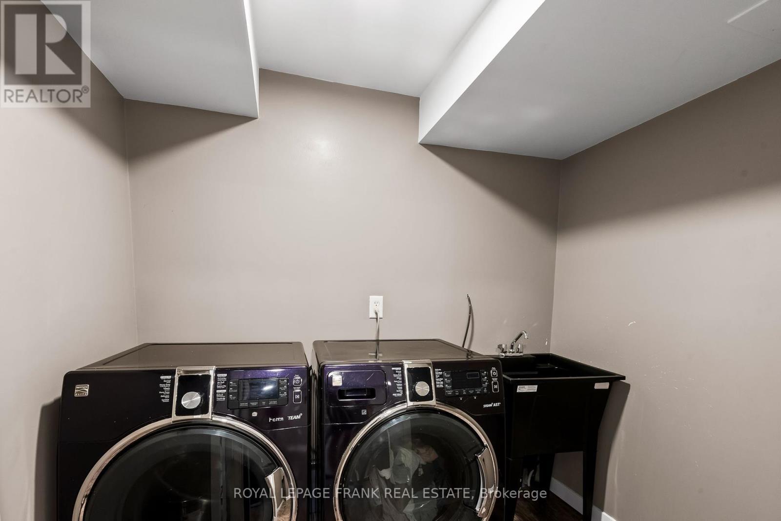 












8 BROOKSIDE STREET

,
Cavan Monaghan (Millbrook Village),




Ontario
L0A1G0


