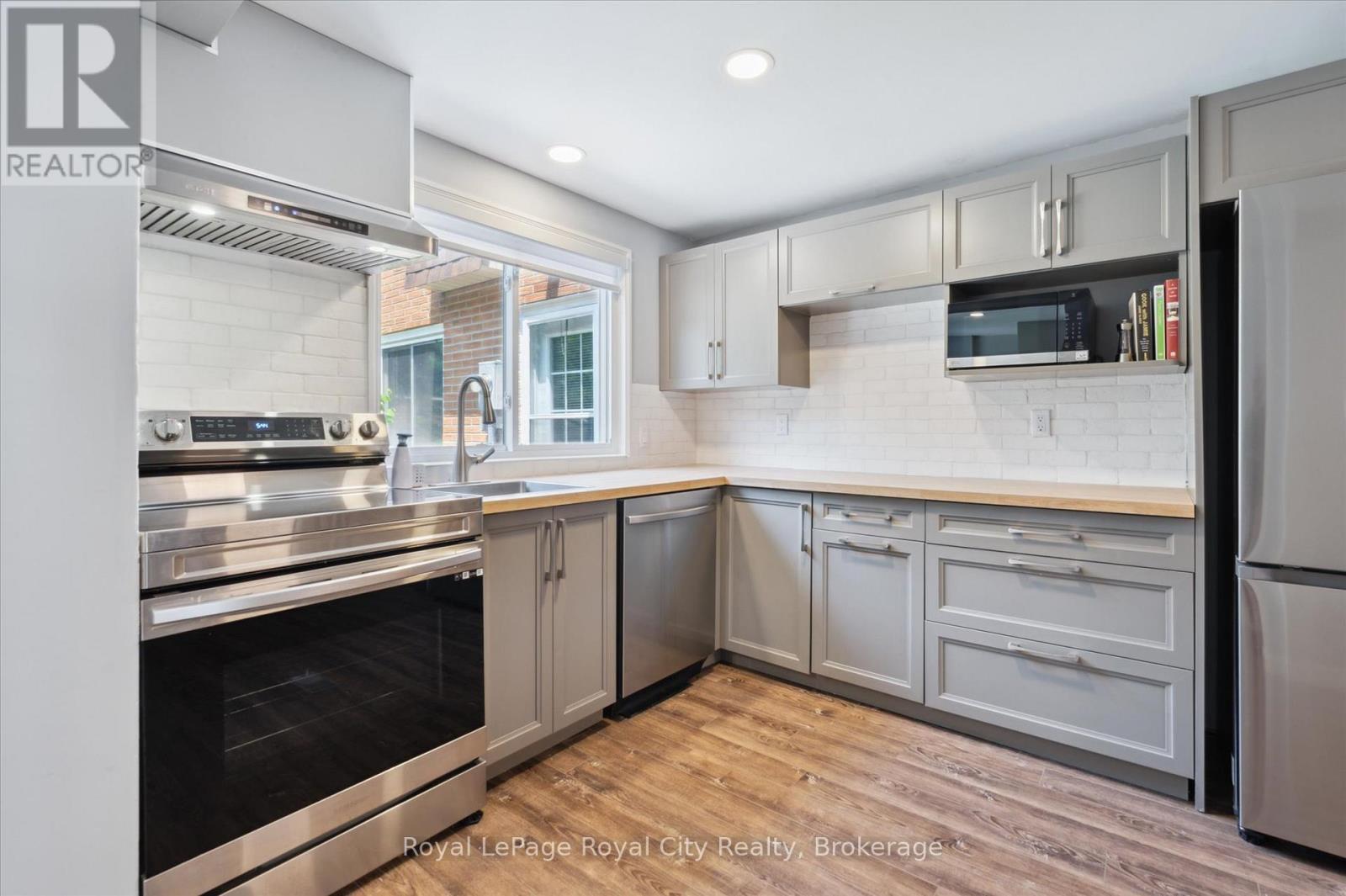












16 - 120 COUNTRY CLUB DRIVE W

,
Guelph (Victoria North),




Ontario
N1E3K7

