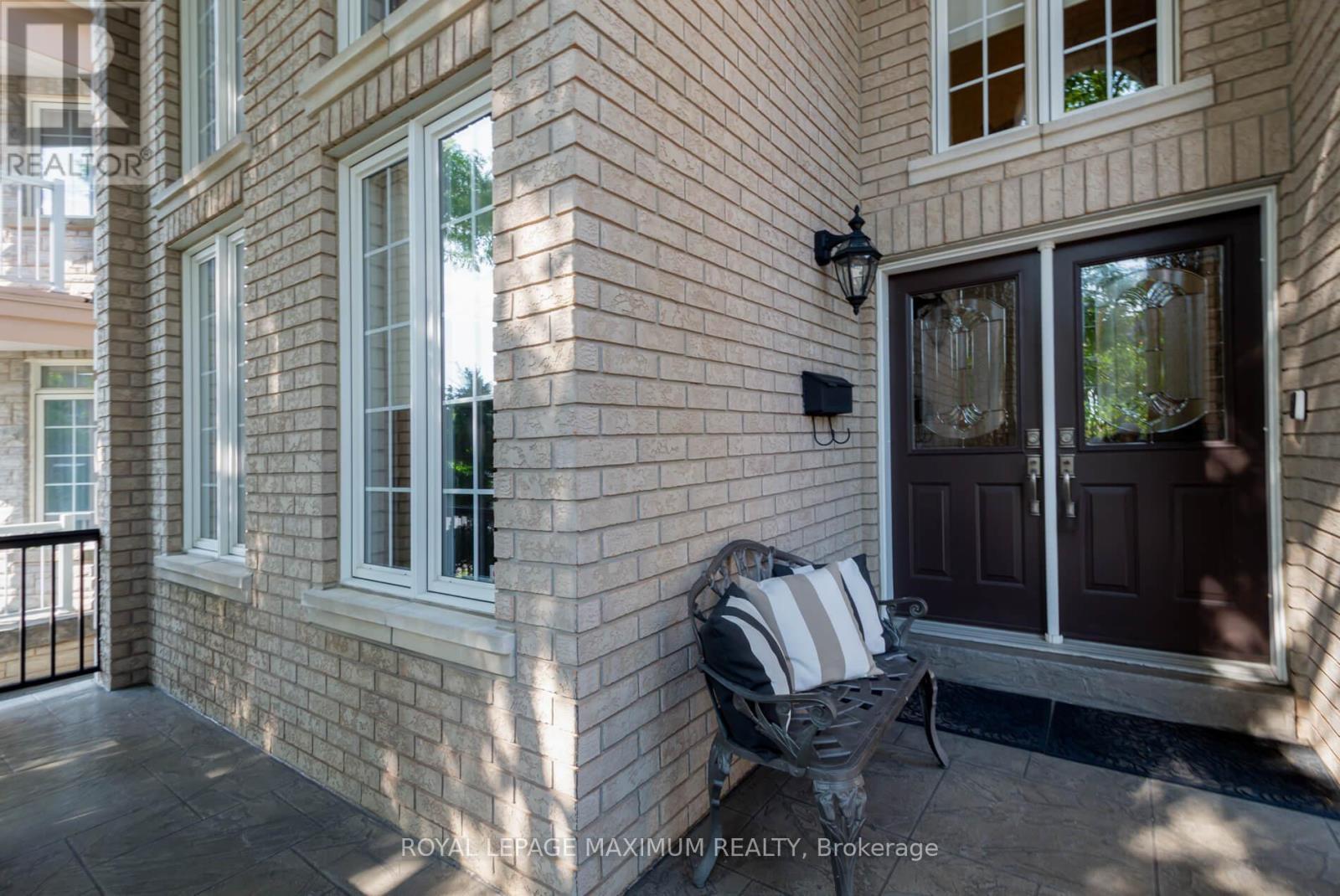












16 SAINT CLARE BOULEVARD

,
Vaughan,




Ontario
L4H2A2

