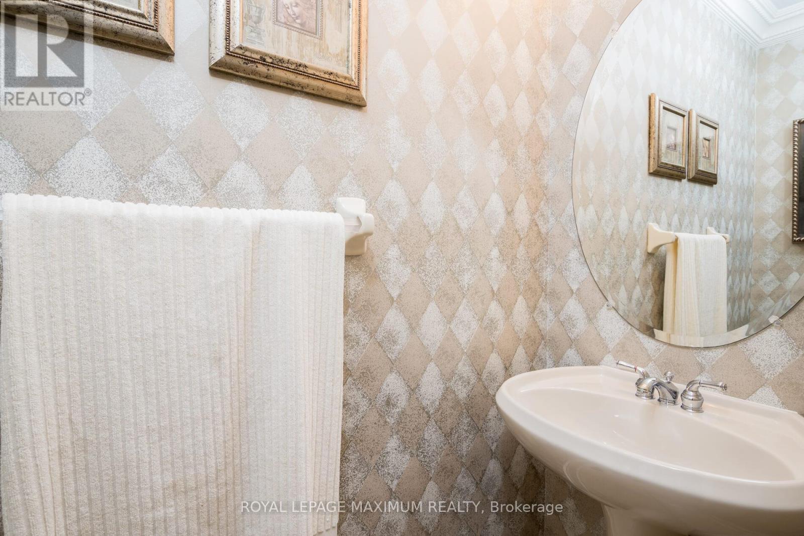 












16 SAINT CLARE BOULEVARD

,
Vaughan,




Ontario
L4H2A2

