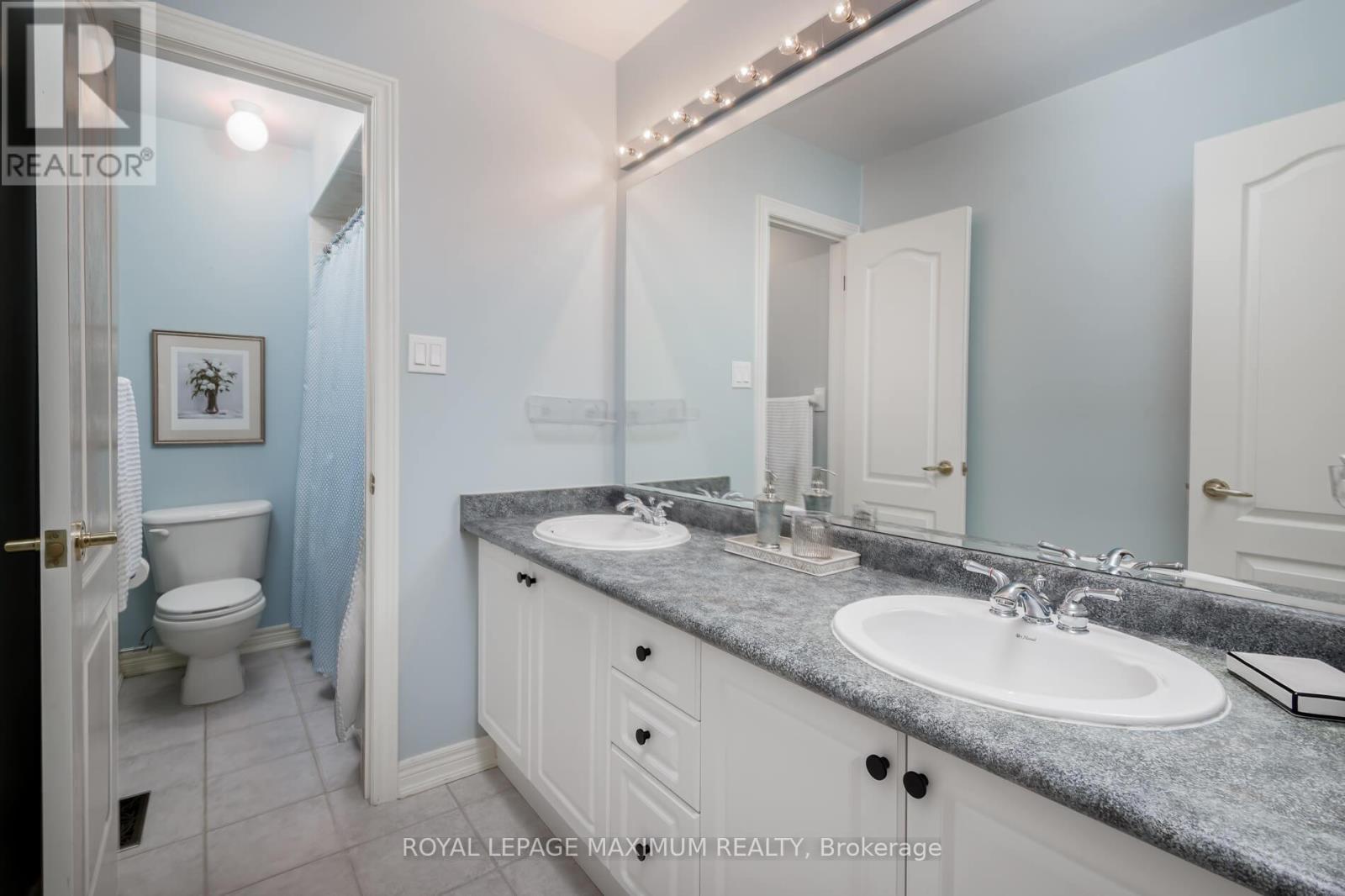 












16 SAINT CLARE BOULEVARD

,
Vaughan,




Ontario
L4H2A2


