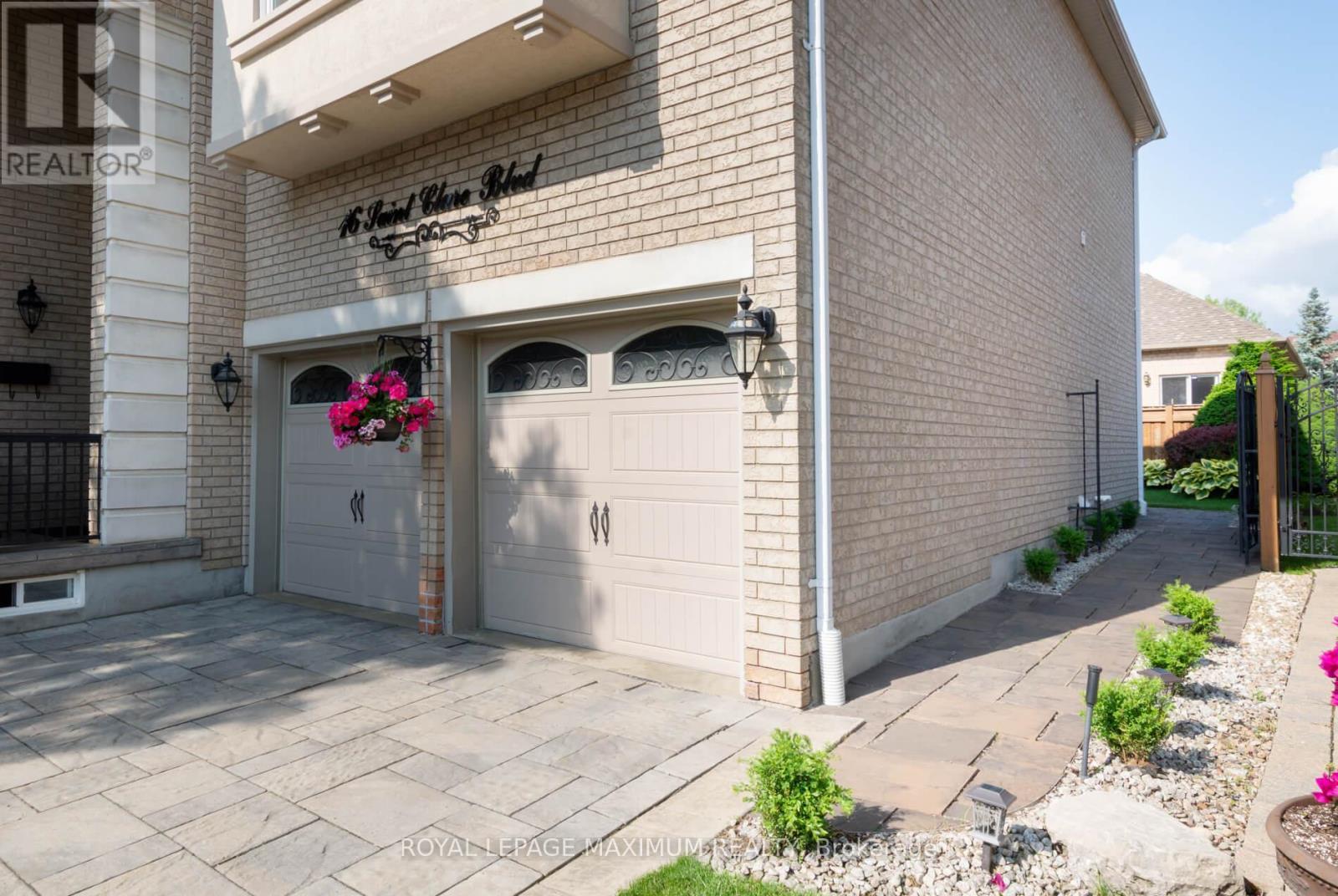 












16 SAINT CLARE BOULEVARD

,
Vaughan,




Ontario
L4H2A2

