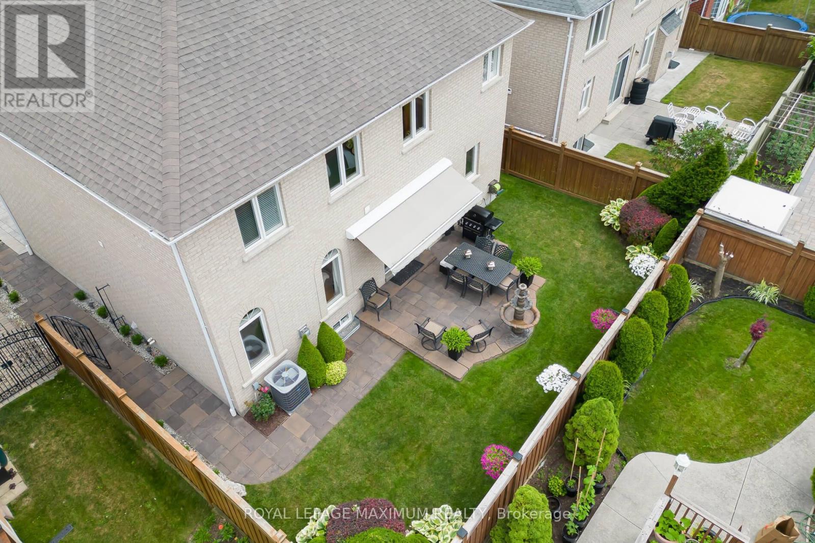 












16 SAINT CLARE BOULEVARD

,
Vaughan,




Ontario
L4H2A2

