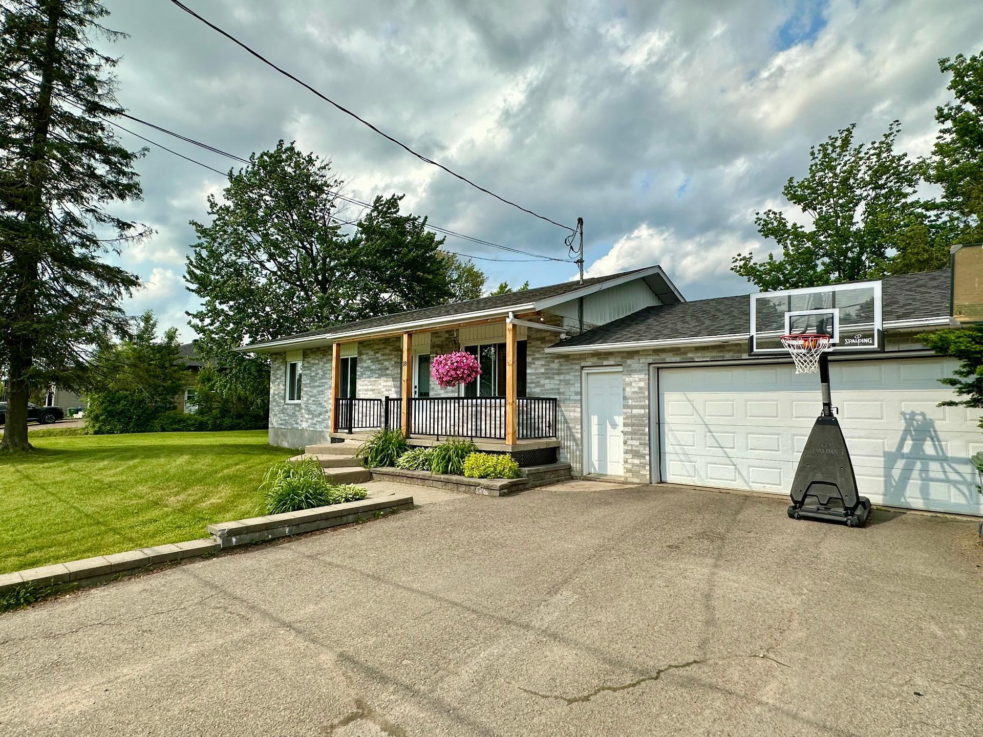 









18


Rue Cadieux

,
Brownsburg-Chatham,




QC
J8G1N6

