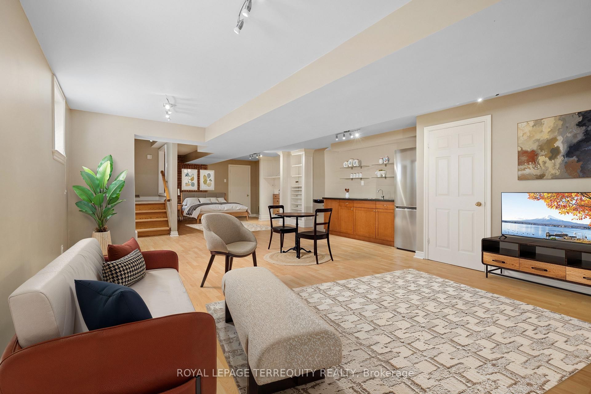 









384


Winnett

Avenue,
Toronto,




ON
M6C 3M1

