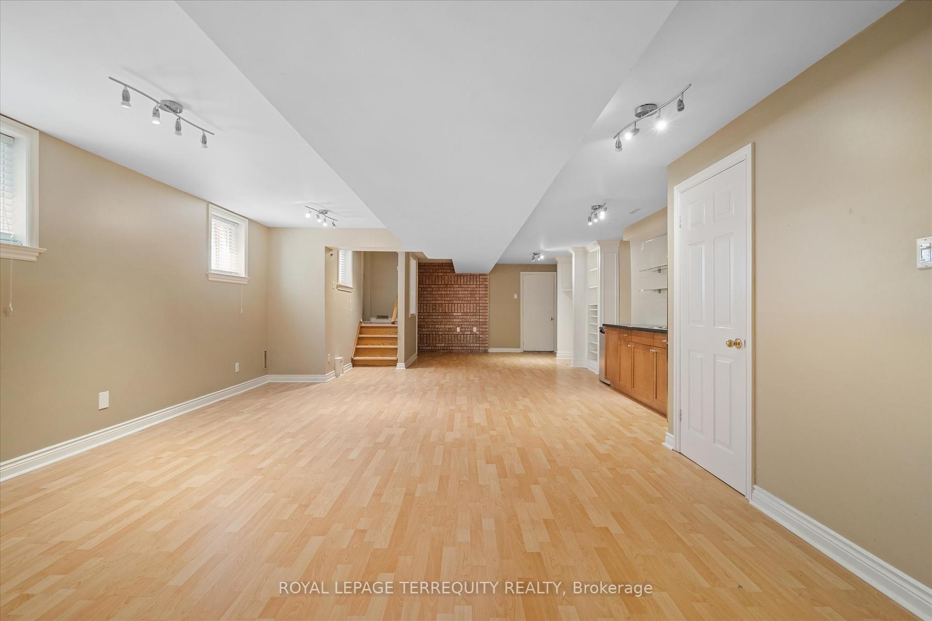 









384


Winnett

Avenue,
Toronto,




ON
M6C 3M1

