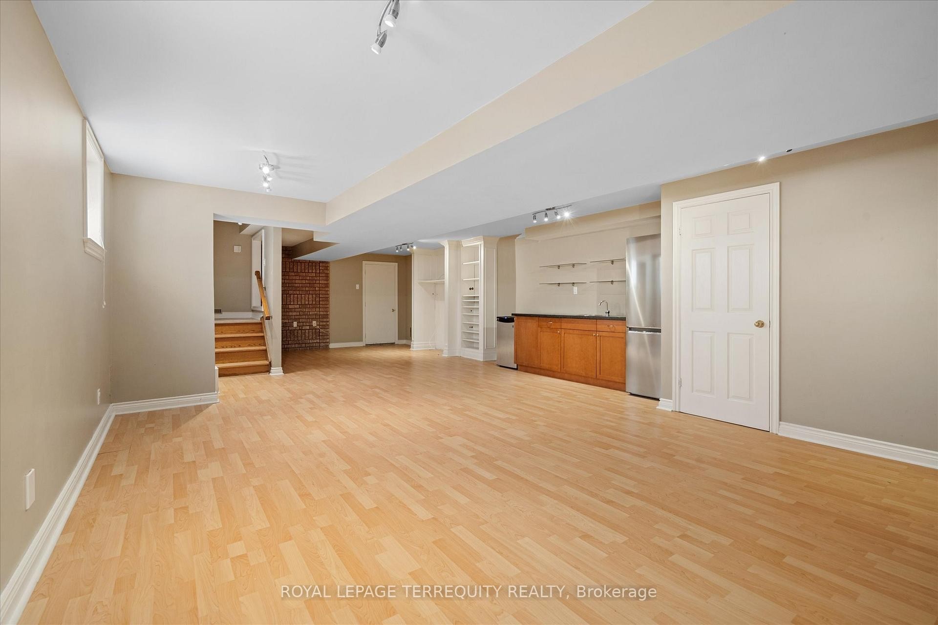 









384


Winnett

Avenue,
Toronto,




ON
M6C 3M1

