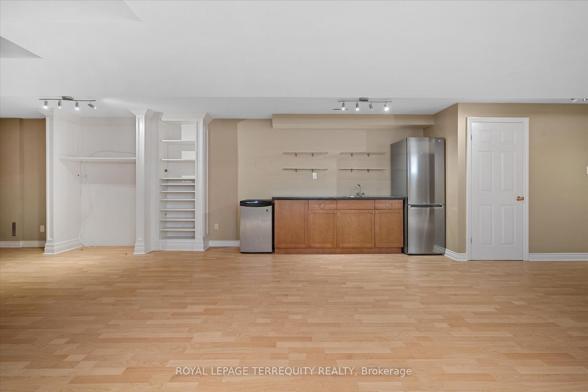 









384


Winnett

Avenue,
Toronto,




ON
M6C 3M1

