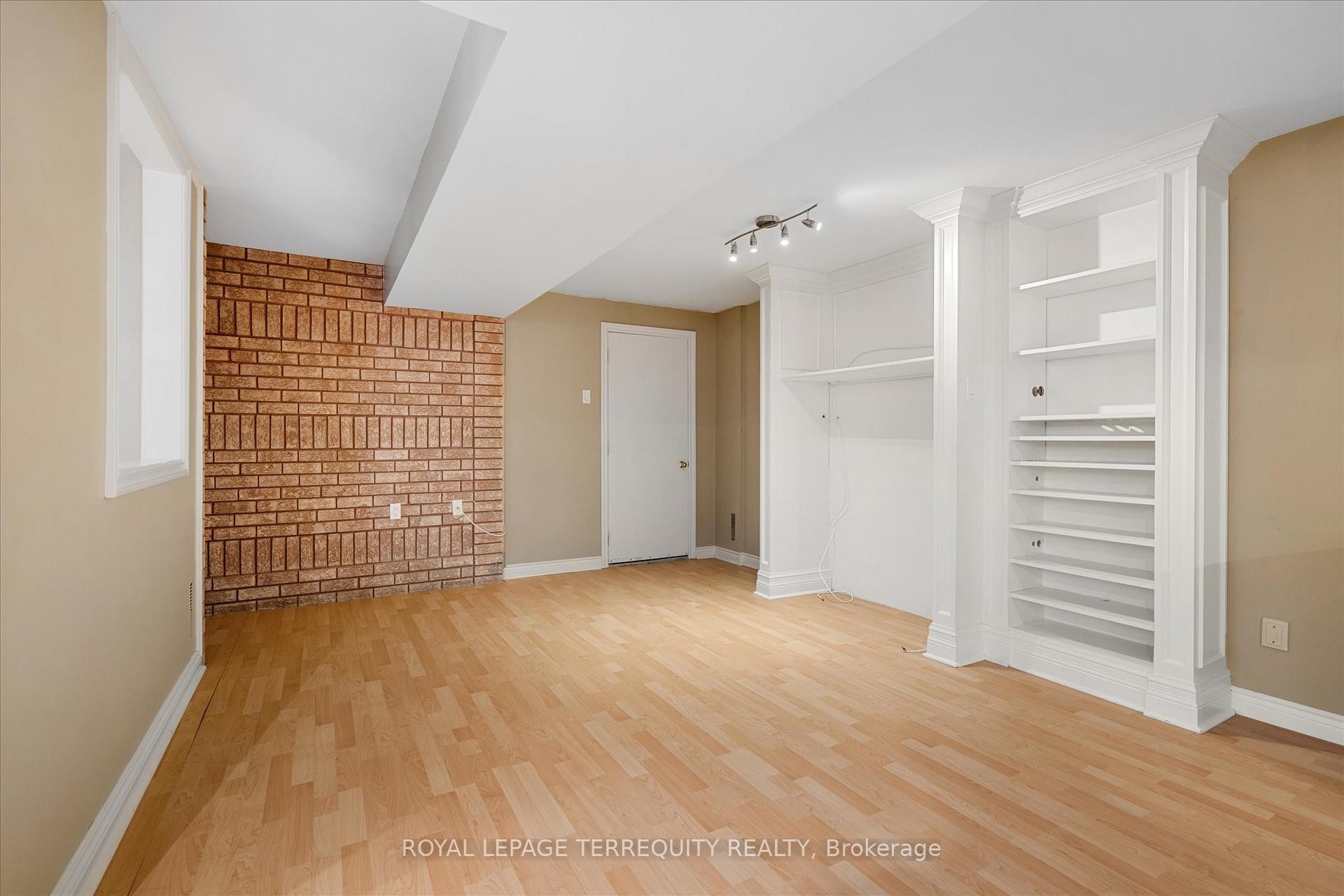 









384


Winnett

Avenue,
Toronto,




ON
M6C 3M1

