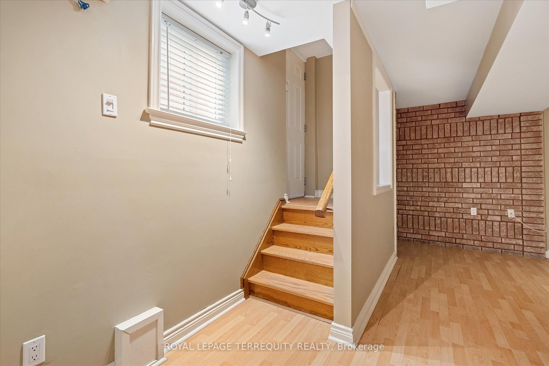 









384


Winnett

Avenue,
Toronto,




ON
M6C 3M1

