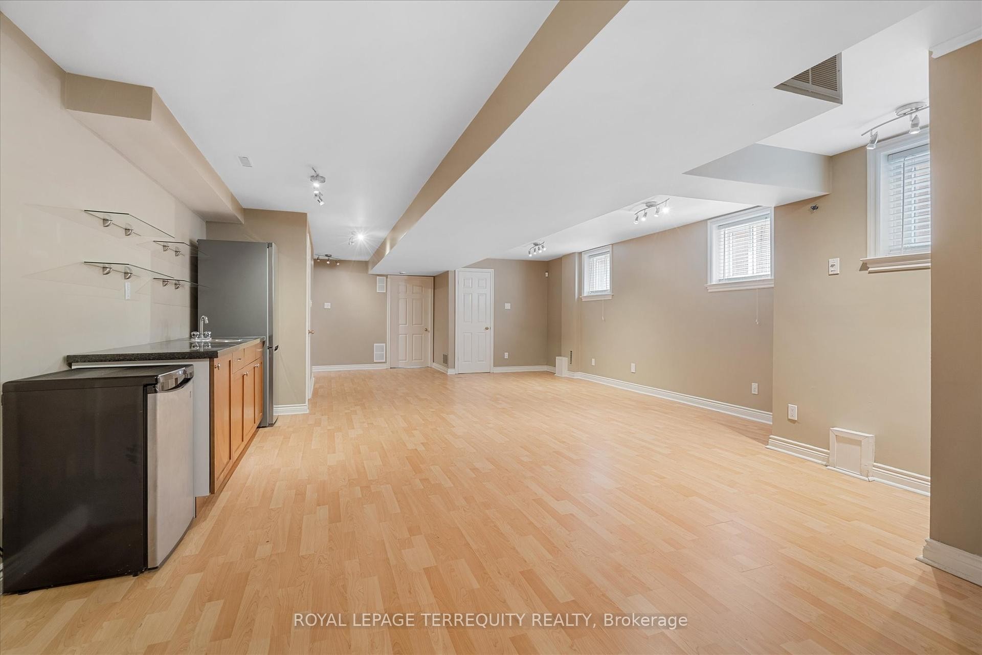 









384


Winnett

Avenue,
Toronto,




ON
M6C 3M1

