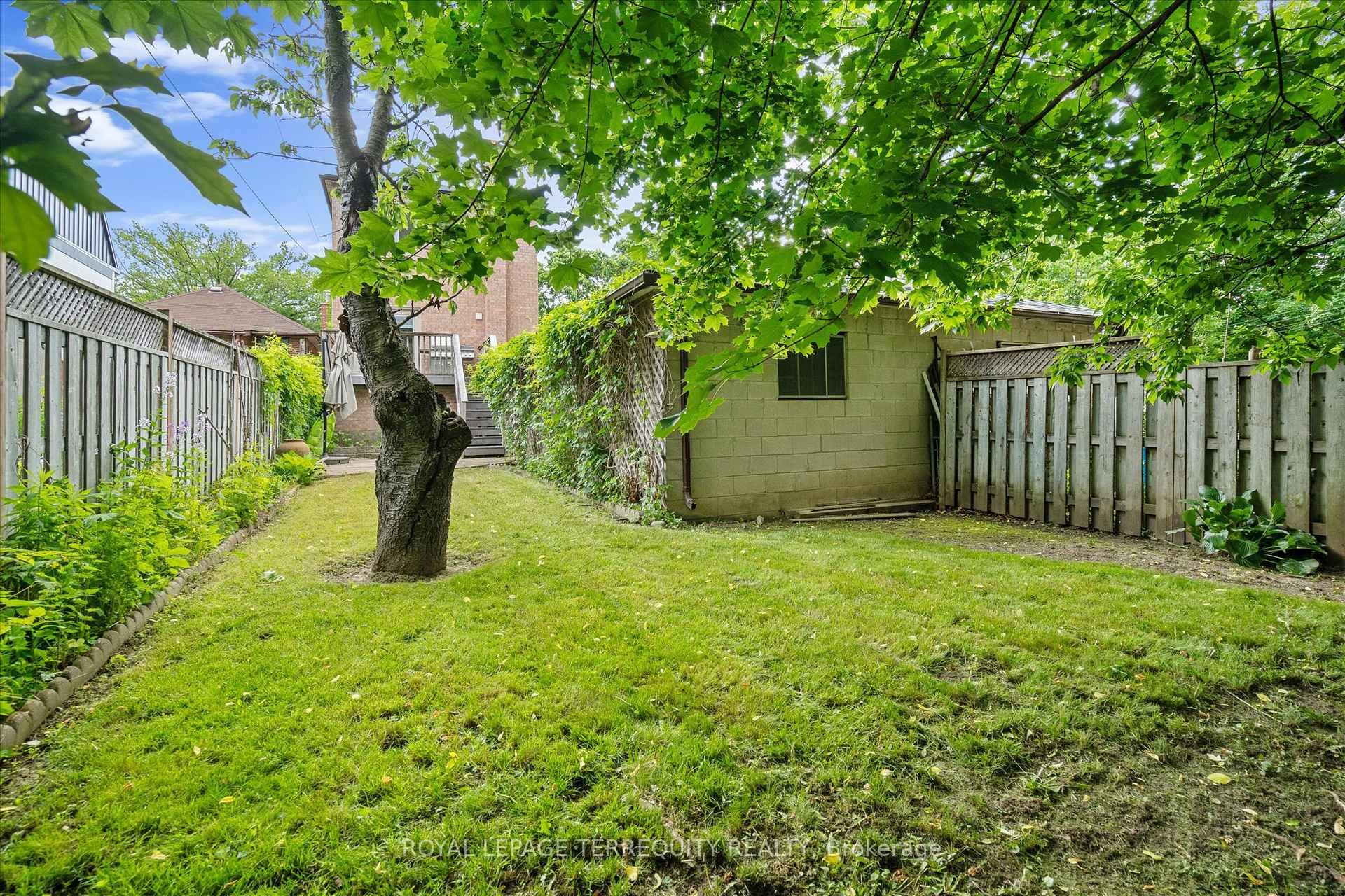 









384


Winnett

Avenue,
Toronto,




ON
M6C 3M1

