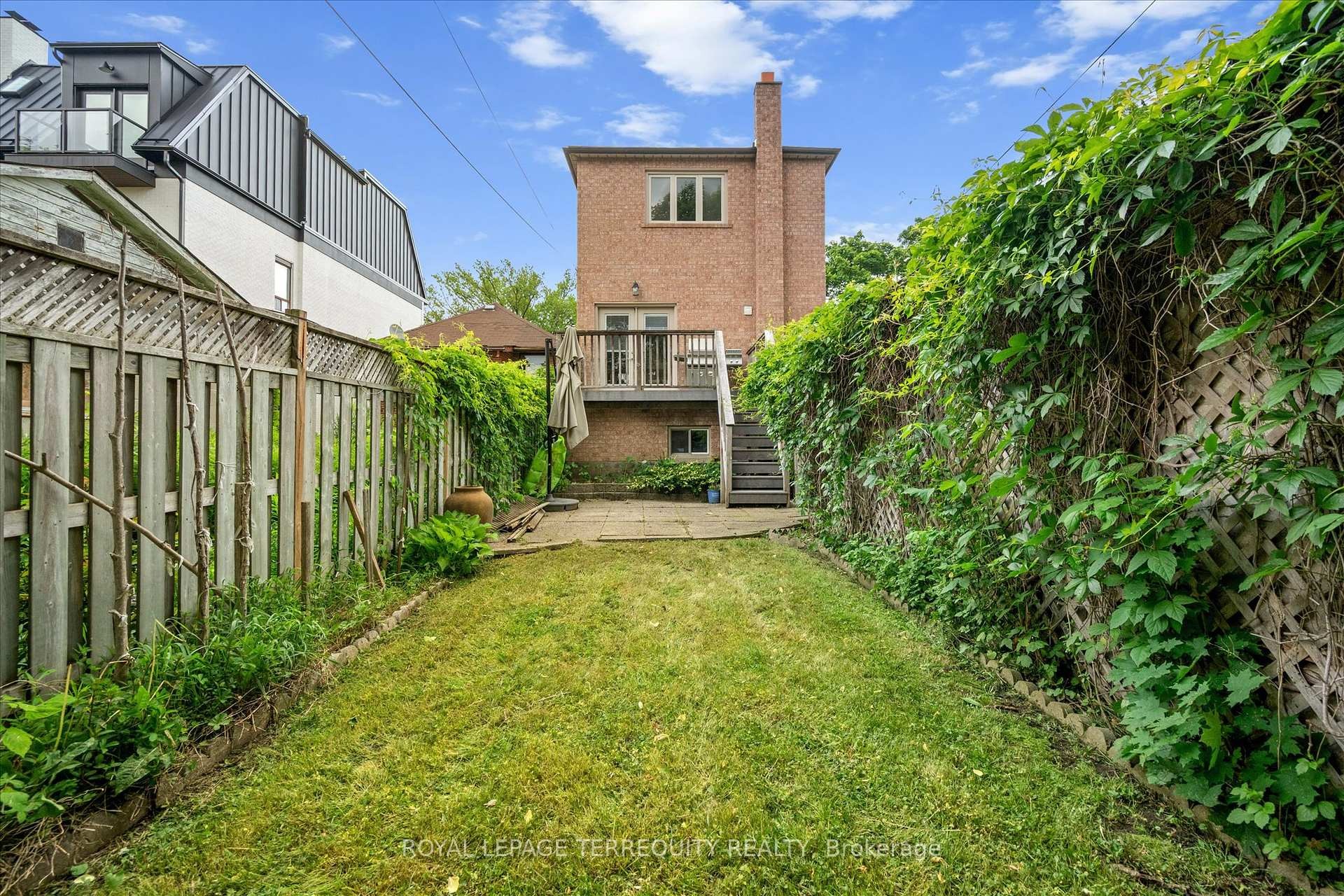 









384


Winnett

Avenue,
Toronto,




ON
M6C 3M1

